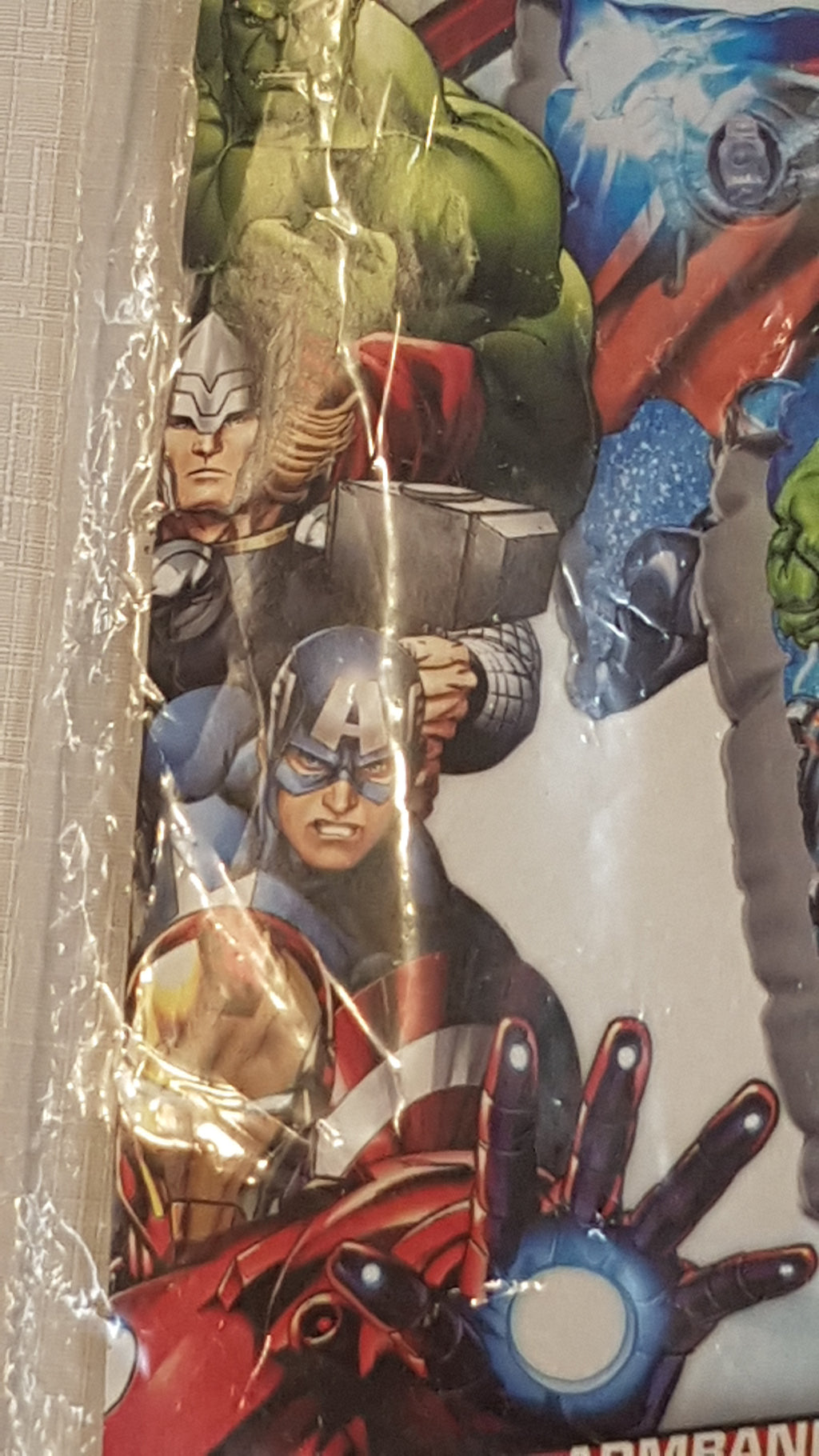 CÍMKÉS MARVEL AVANGERS KISFIÚ KARÚSZÓ