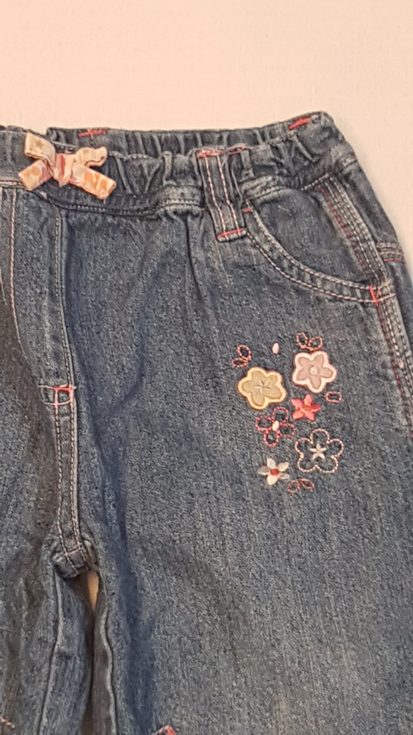 MOTHERCARE HÍMZETT,KOPTATOTT,KISLÁNY FARMERNADRÁG,VÉKONY BÉLÉSSEL 80