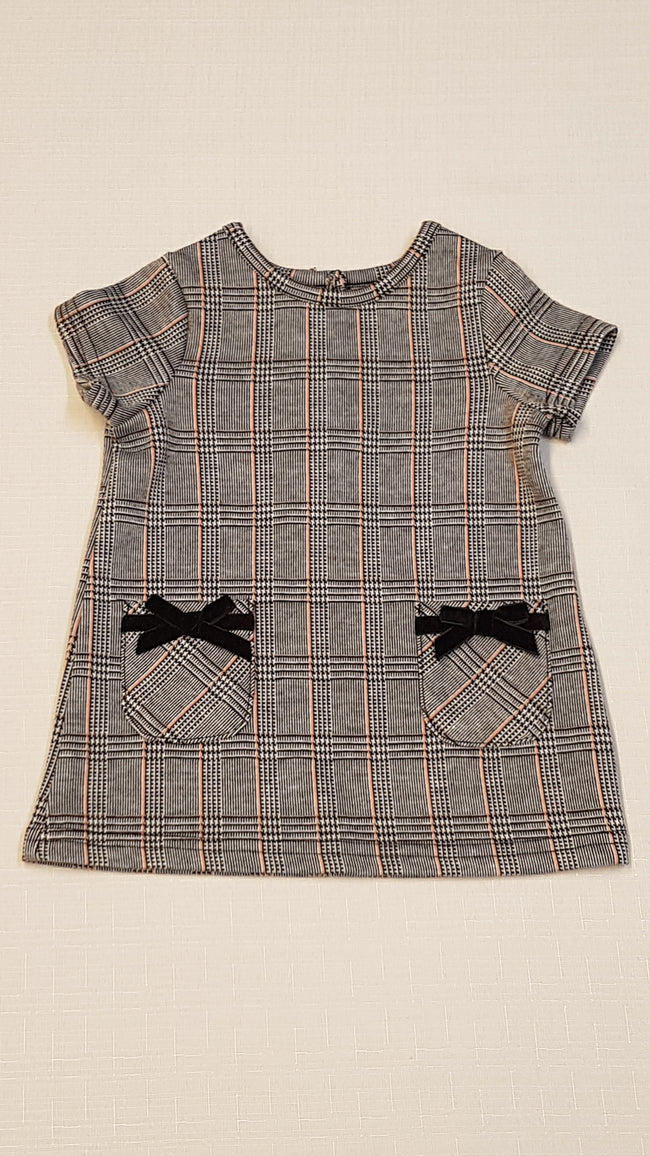 ÚJ PRIMARK TRENDI NAGY KOCKÁS,KÉTOLDALT ZSEBES-MASNIS KISLÁNY RUHÁCSKA 62 Hover Image
