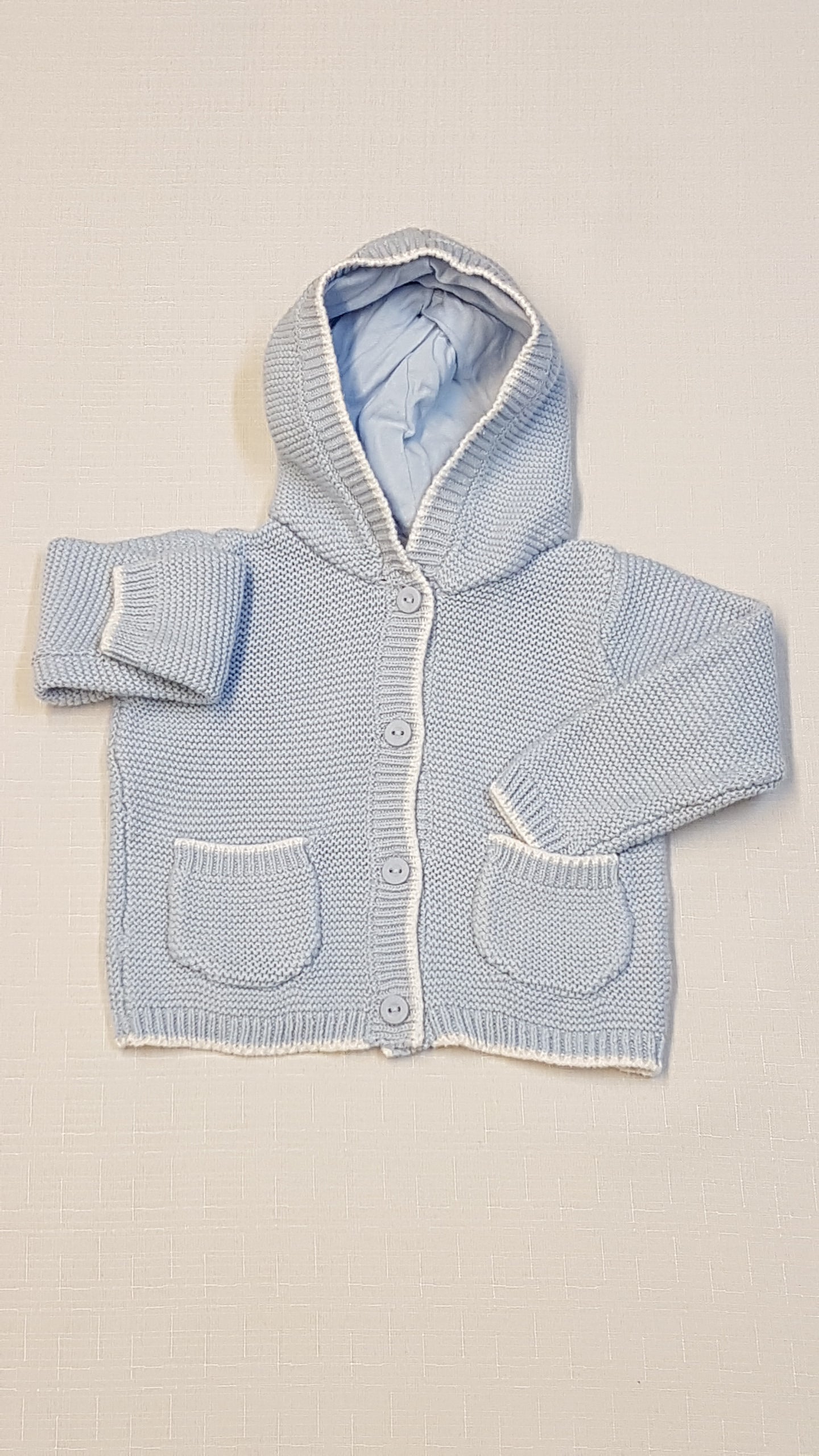 M&CO KISFIÚ GOMBOS,KAPUCNIS,VÉKONY BÉLÉSES KARDIGÁN, VILÁGOSKÉK,FEHÉR SZEGŐVEL 62