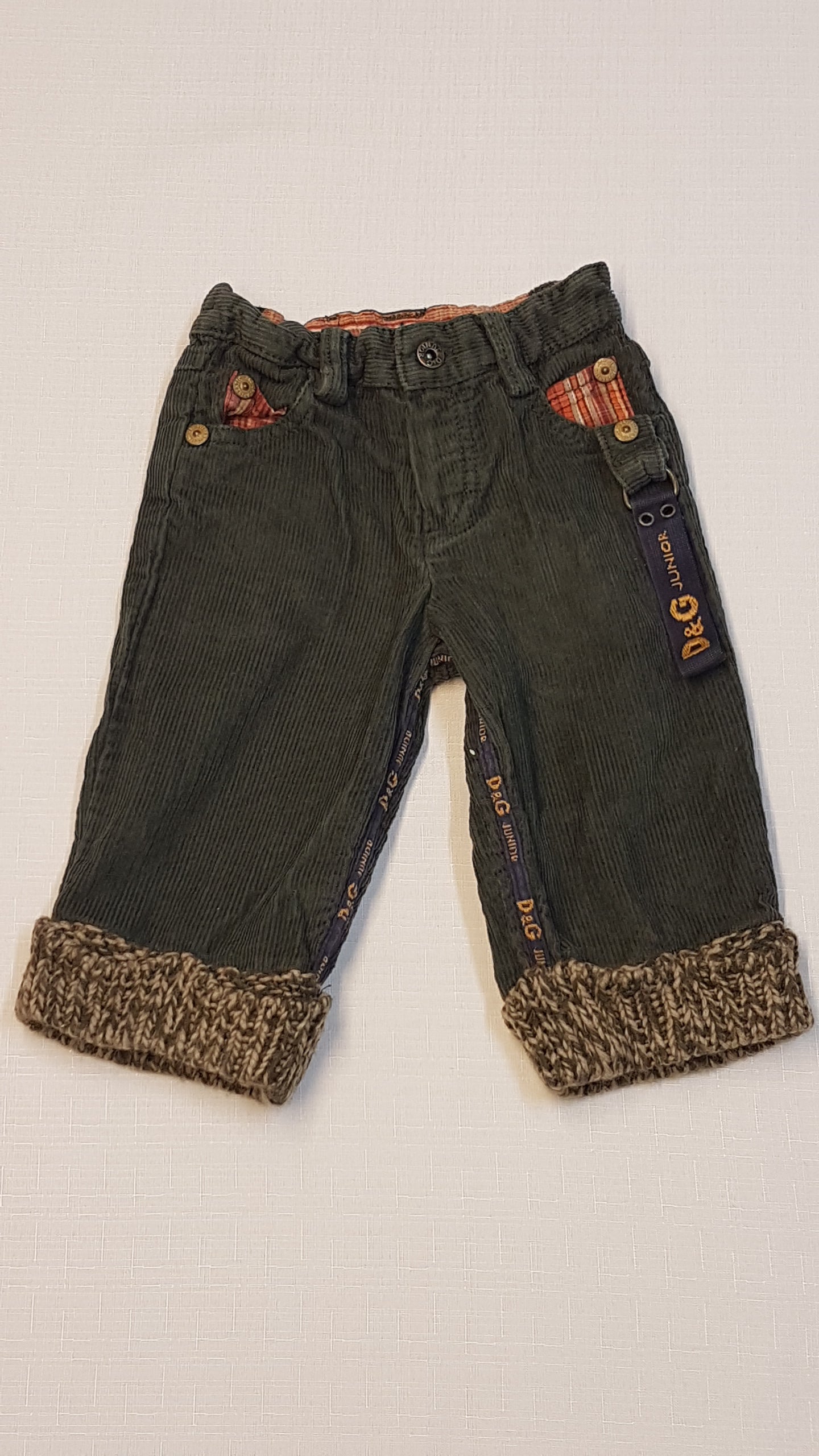 DOLCE&GABBANA JUNIOR PRÉMIUM MINŐSÉGŰ,OLIVAZÖLD,VASTAG BÁRSONY,BÉLELT,TRENDI,VAGÁNY KISFIÚ NADRÁG 74