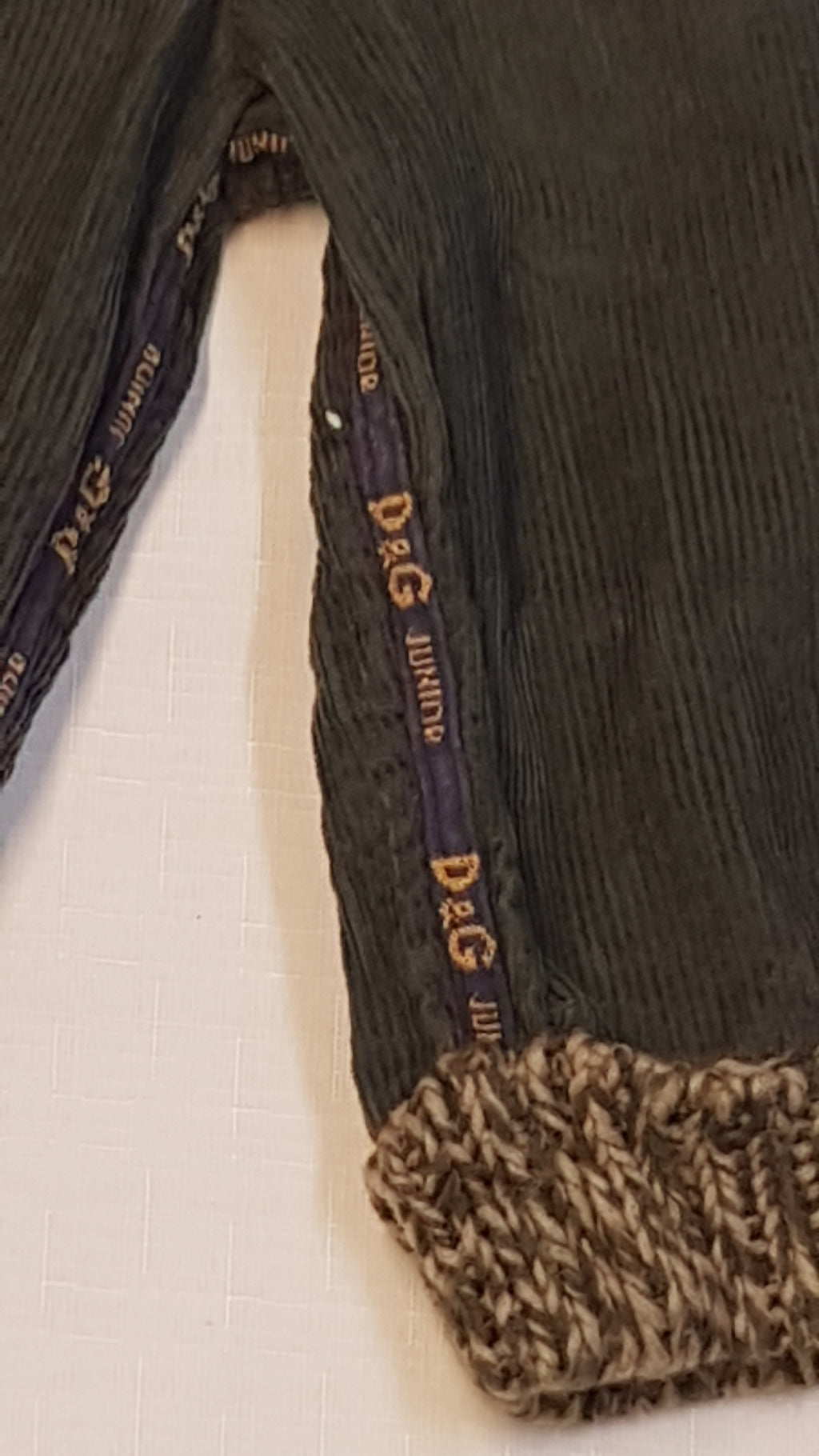 DOLCE&GABBANA JUNIOR PRÉMIUM MINŐSÉGŰ,OLIVAZÖLD,VASTAG BÁRSONY,BÉLELT,TRENDI,VAGÁNY KISFIÚ NADRÁG 74