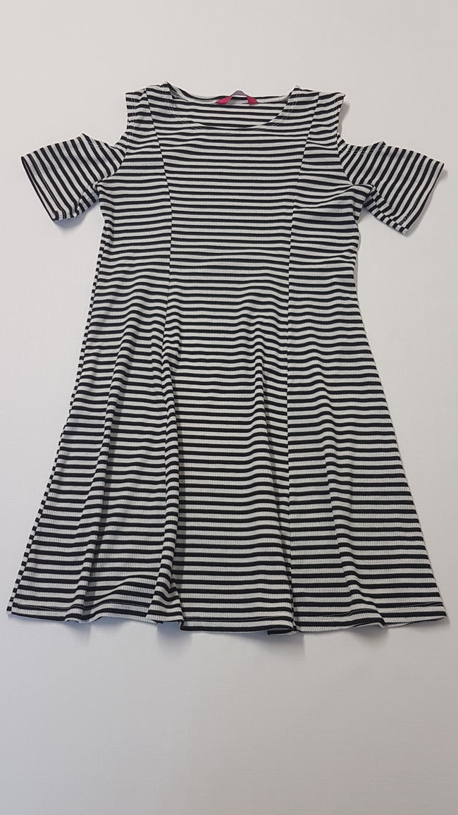 YOUNG DIMENSION VÉKONY CSÍKOS KISLÁNY CSINI RUHA 146 Hover Image