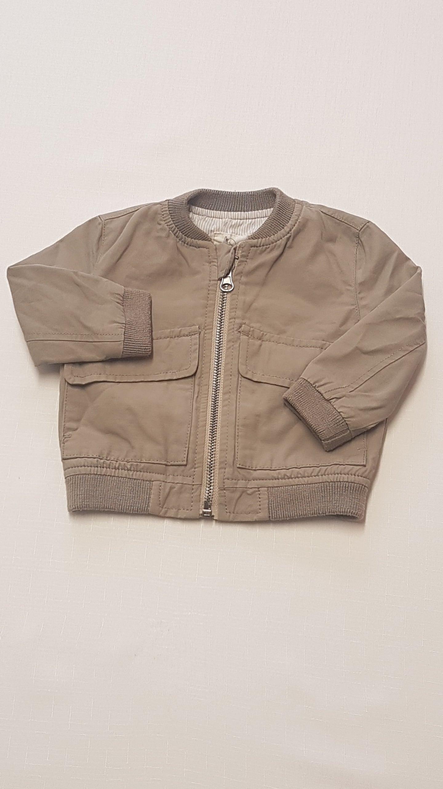 ÚJ RIVER ISLAND MOGYORÓ SZÍNŰ,EXTRAMINŐSÉGŰ,ELEGÁNS KISFIÚ DZSEKI 62