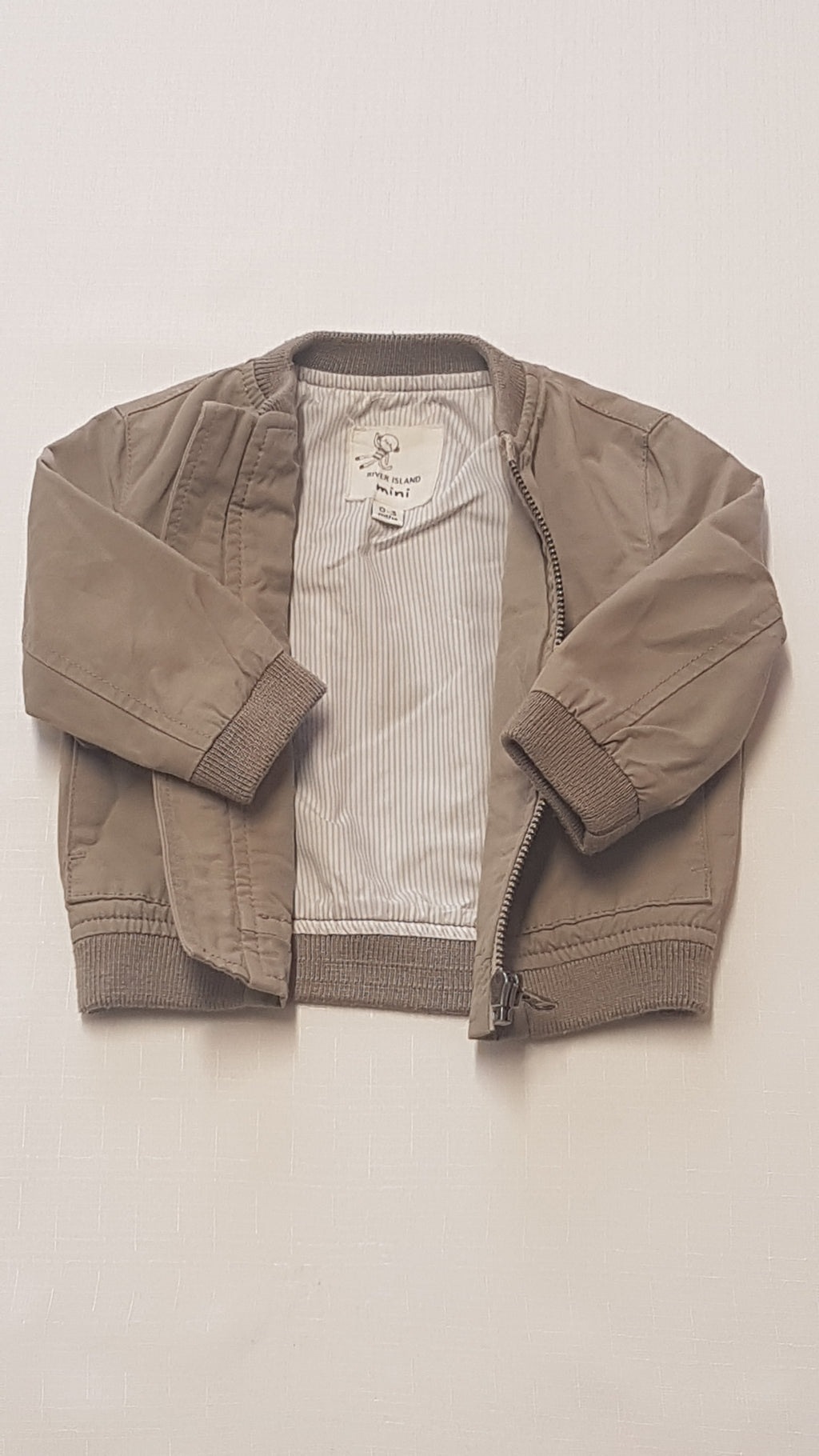 ÚJ RIVER ISLAND MOGYORÓ SZÍNŰ,EXTRAMINŐSÉGŰ,ELEGÁNS KISFIÚ DZSEKI 62