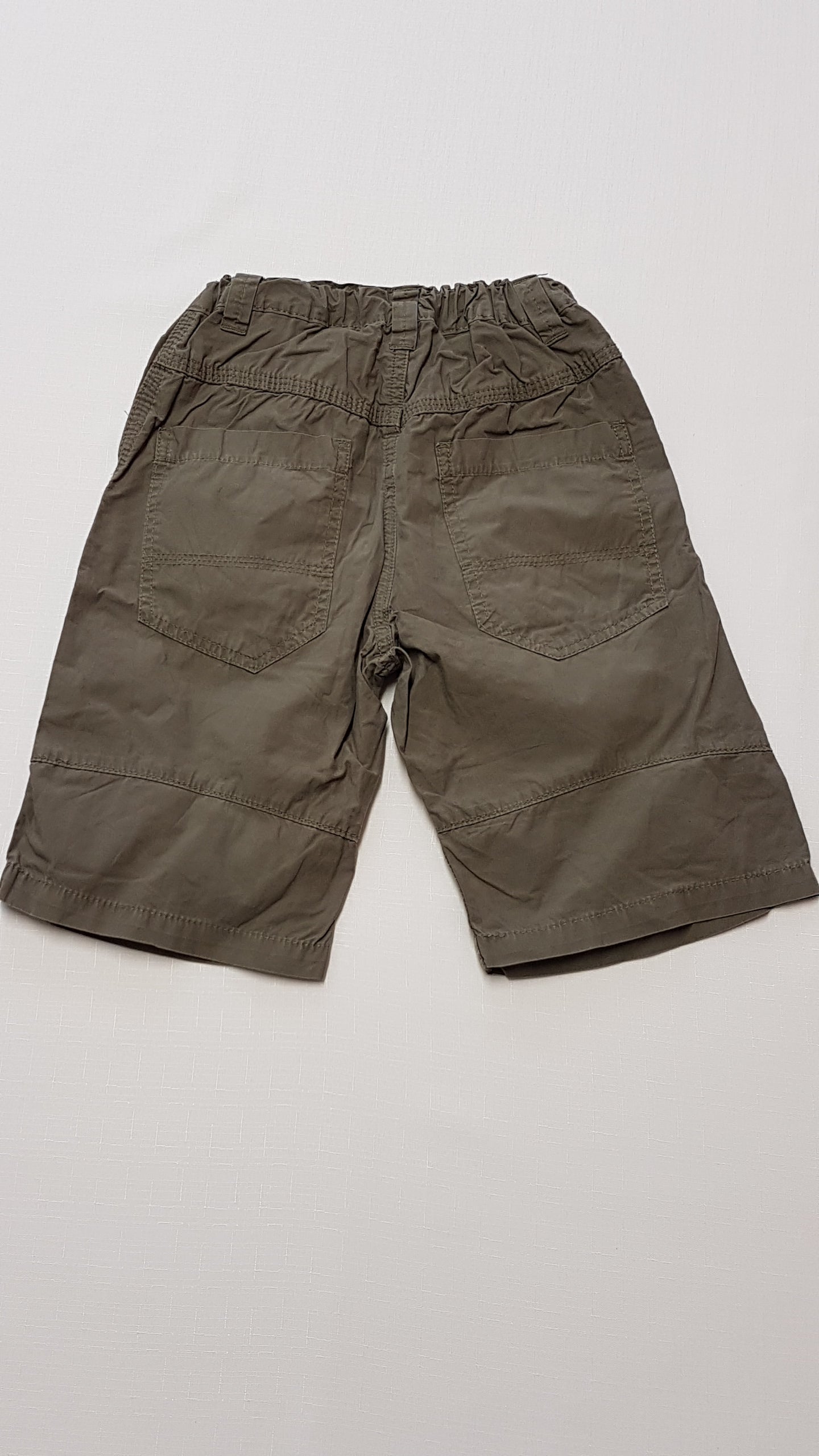 H&M OLIVAZÖLD KISFIÚ TÉRDNADRÁG,ÁLLÍTHATÓ GUMIS DERÉKRÉSSZEL 104