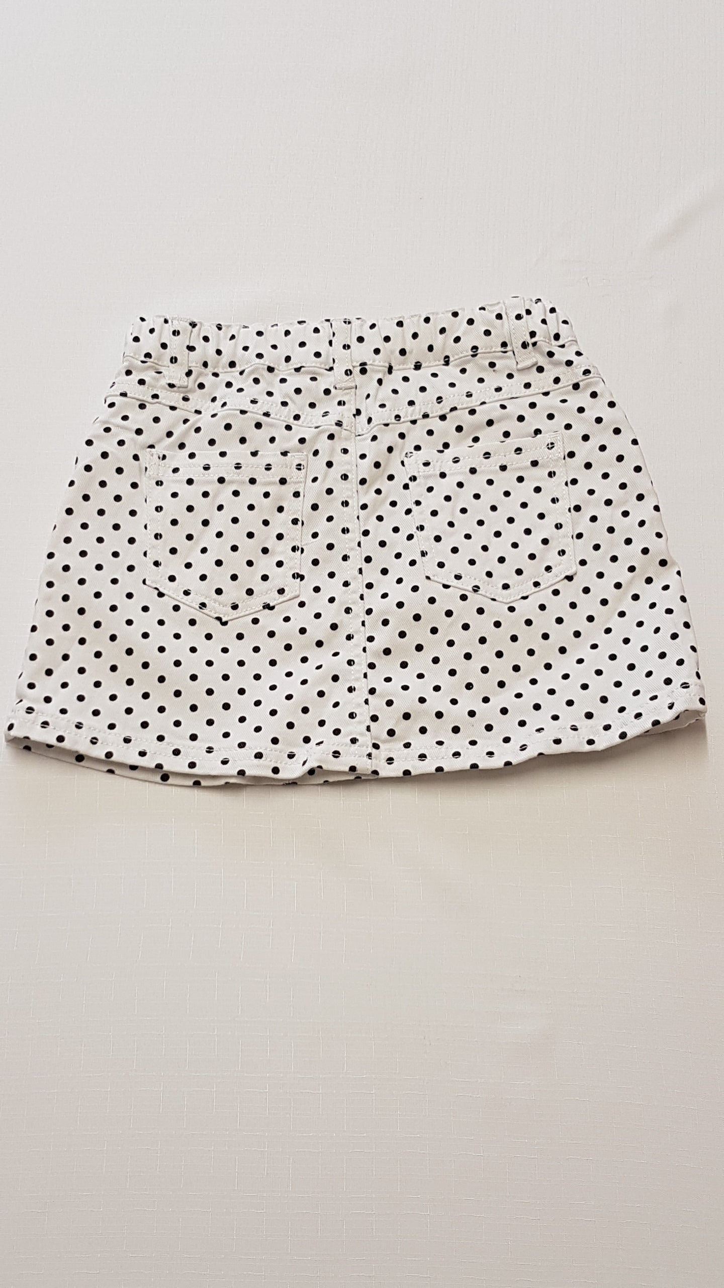 F&F KIDS FEHÉR-FEKETE PÖTTYÖS KISLÁNY FARMERSZOKNYA 128