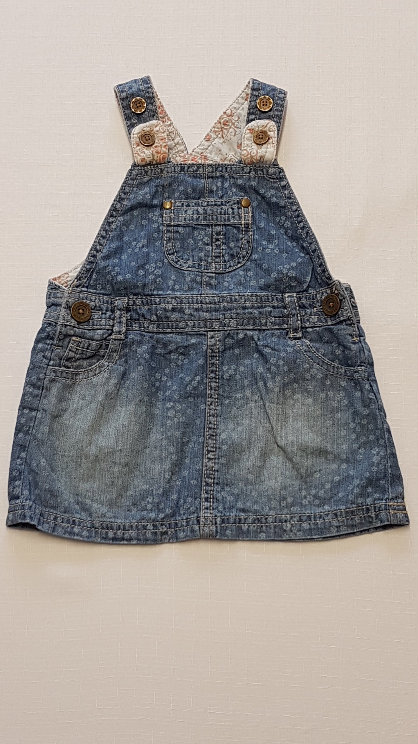 F&F KIDS KOPTATOTT,APRÓMINTÁS,KANTÁROS KISLÁNY FARMER RUHA 74