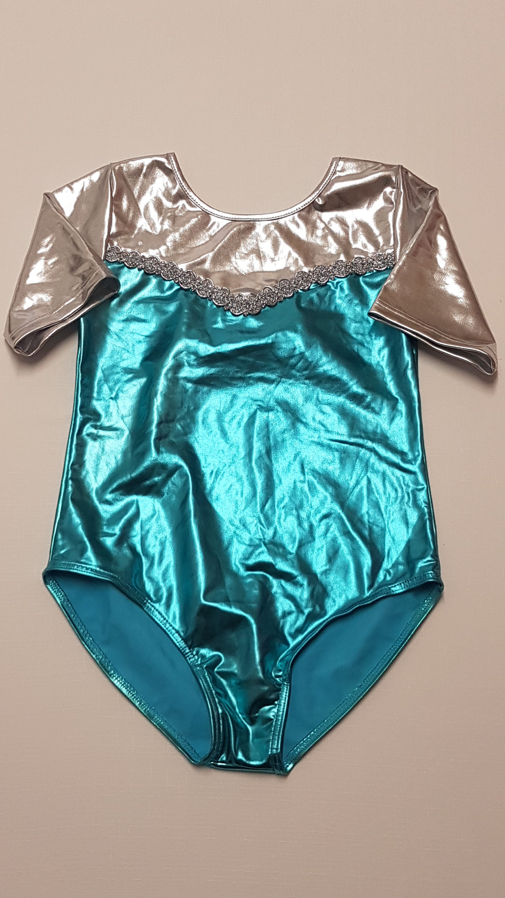 GYÖNYÖRŰ SZÉP,METÁL SZÍNŰ KISLÁNY SPORTDRESSZ 152