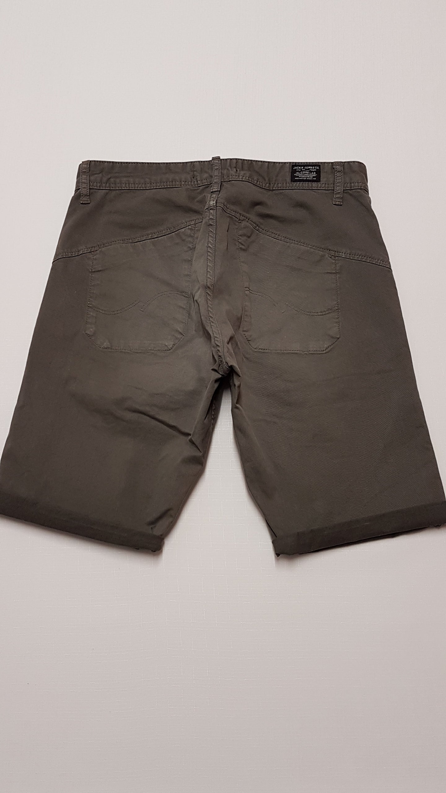 JACK& JONES SZÜRKE SZÍNŰ,ERŐS ANYAGÚ FIÚ BERMUDA NADRÁG 158-176