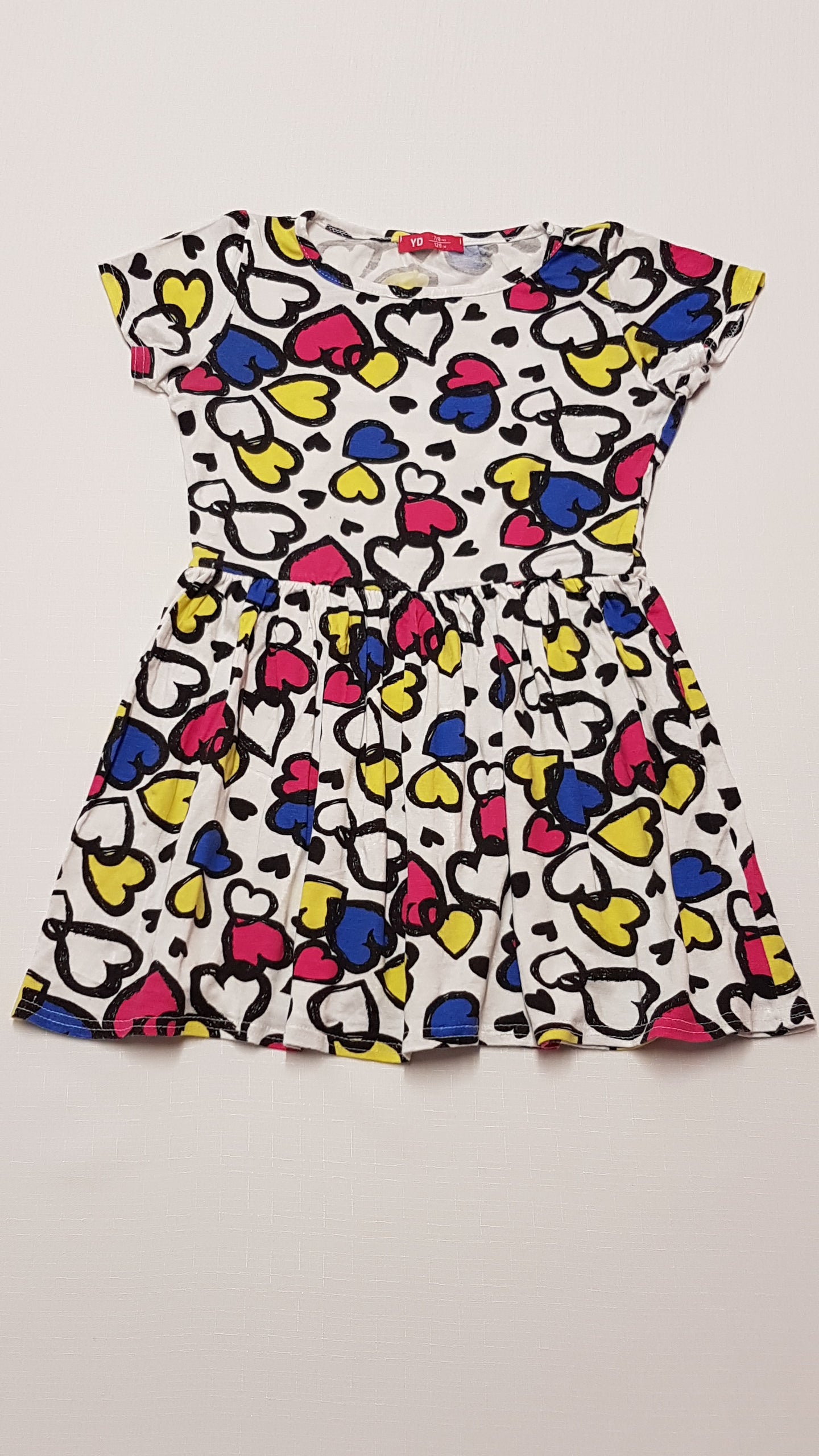 YOUNG DIMENSION SZÍNES,NAGY SZÍVECSKÉS KISLÁNY RUHA 128