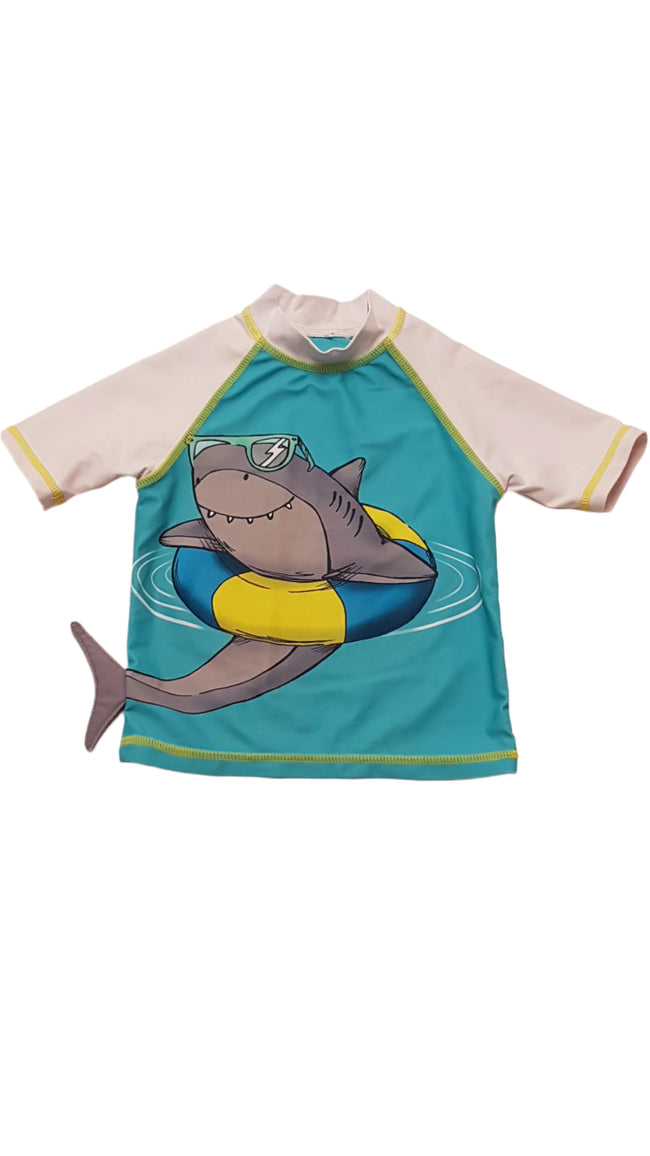 KÜLÖNLEGES CÁPÁS KISFIÚ ÚSZÓFELSŐ 74 Hover Image