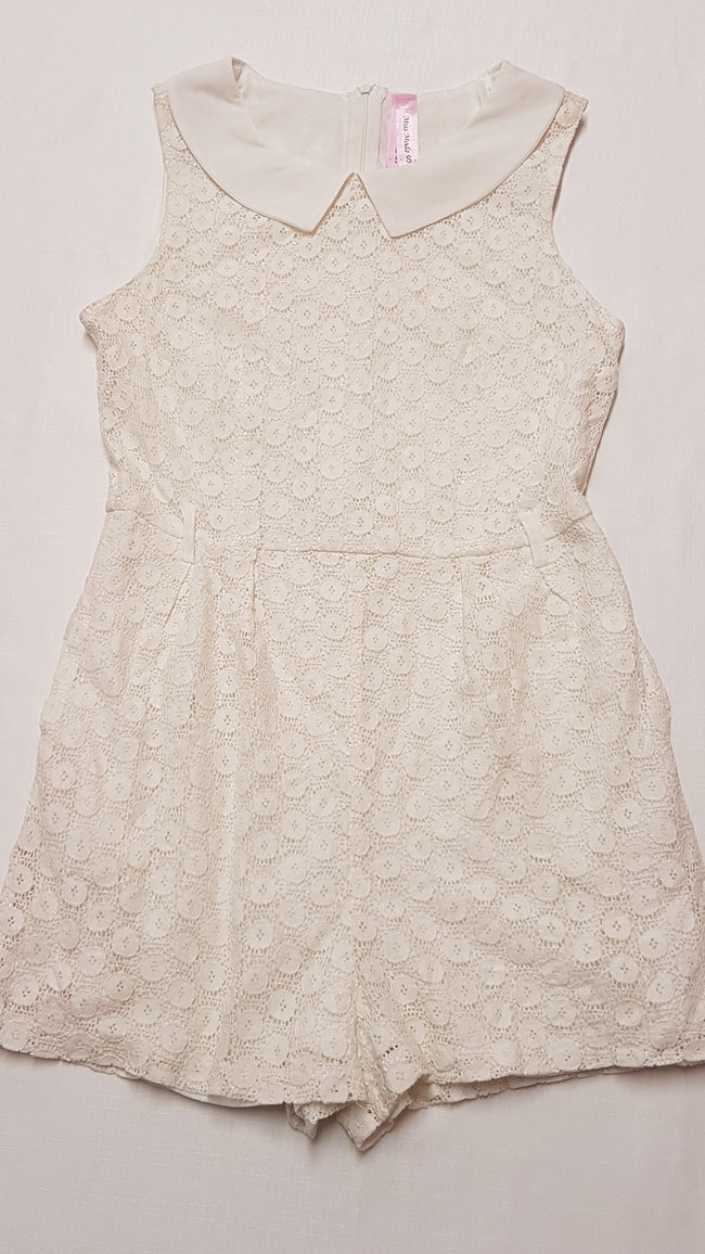 MISS MODA GYÖNYÖRŰ SZÉP CSIPKÉS,KÖR GALLÉROS,HÁTUL CIPZÁROS,NAGRÁGSZOKNYÁS KISLÁNY RUHA 164-176 Hover Image