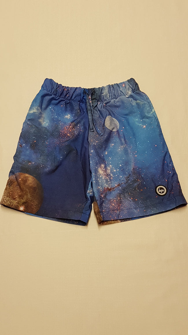 HUPE KIDS KÜLÖNLEGES MINTÁS,MINŐSÉGI,HÁLÓS BELSEJŰ KISFIÚ FÜRDŐNACI 140 Hover Image