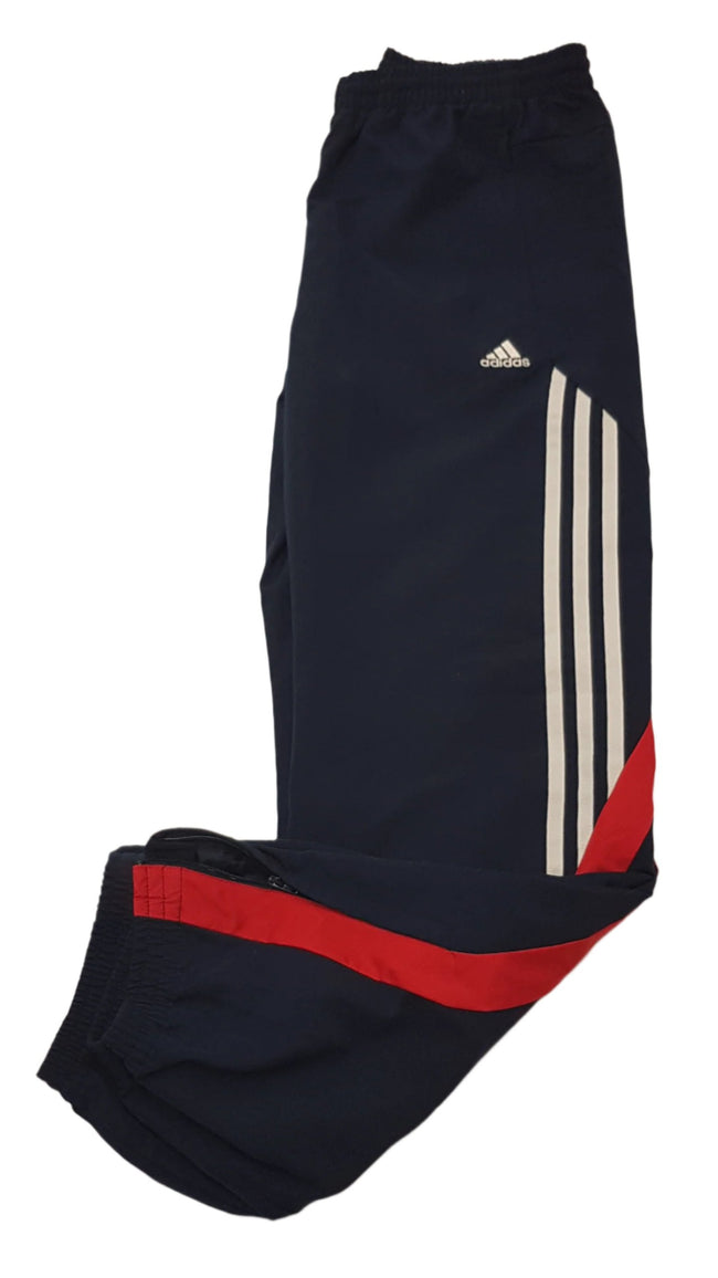 ADIDAS VÉKONY BÉLELT,BOKARÉSZNÉL KÉTOLDALT CIPZÁROS,KISFIÚ SPORT JOGGER 158-164 Hover Image