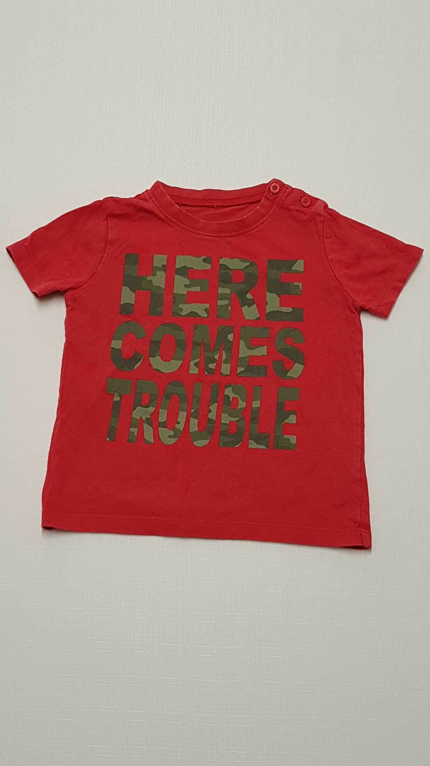 F&F KIDS ÁLCAMINTA FELIRATOS,PIROS KISFIÚ PÓLÓ 86