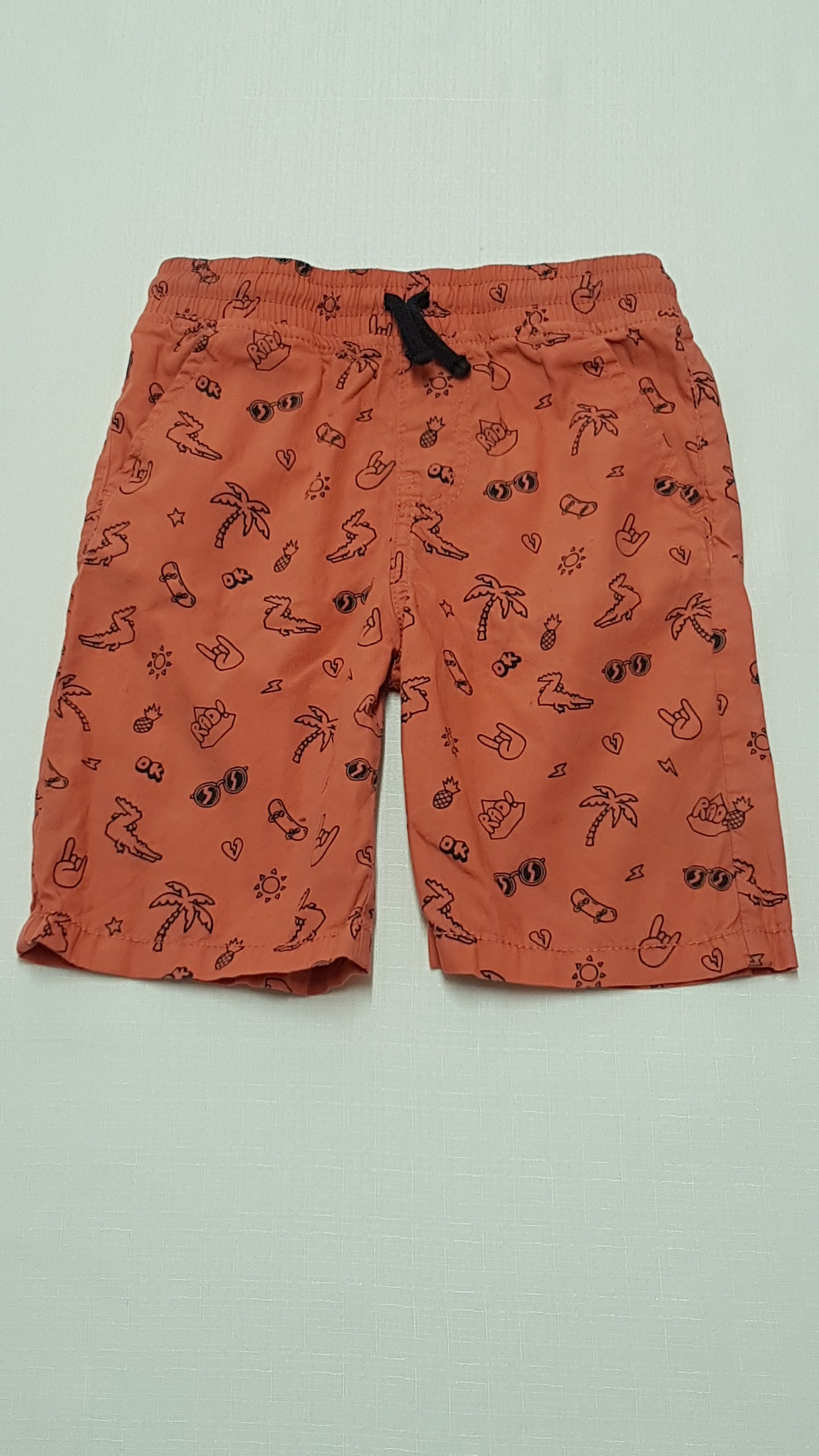 F&F KIDS GUMIS DEREKÚ,TÉGLA SZÍNŰ,VAGÁNY MINTÁS KISFIÚ BERMUDA NADRÁG 116