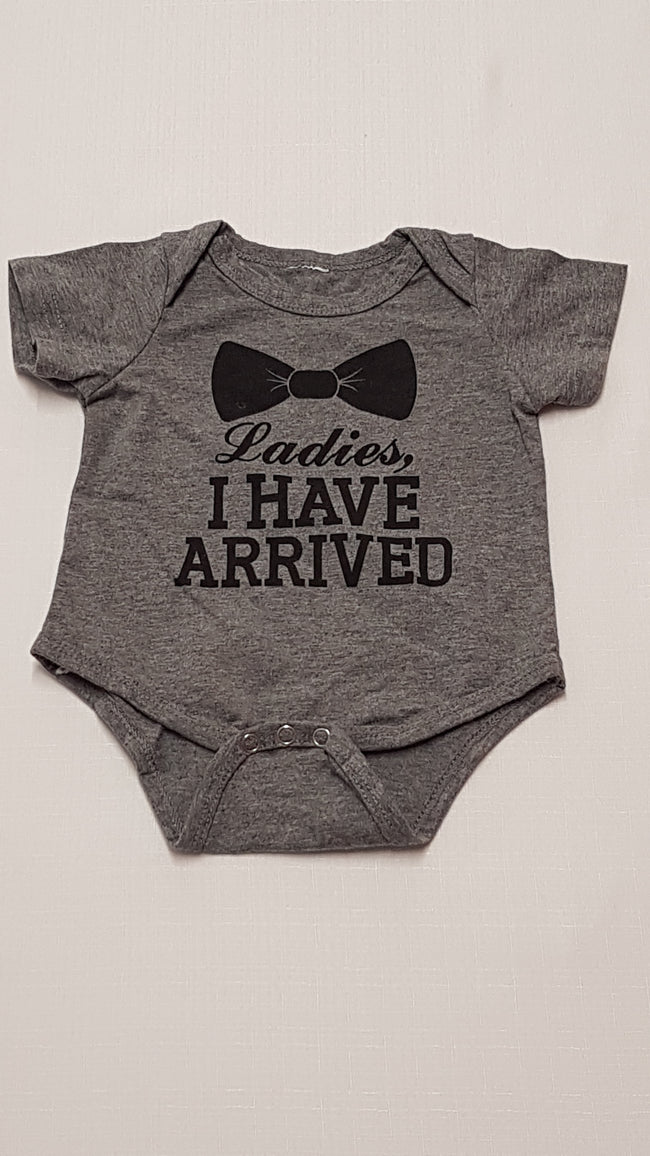 LADIES, I HAVE ARRIVED ARANYOS FELIRATÚ KISFIÚ BODY 56-62 Hover Image