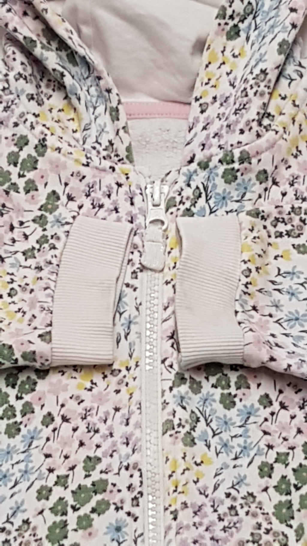 MATALAN CIPZÁROS,KAPUCNIS, SZÍNES APRÓ MINTÁS KISLÁNY PULÓVER 104