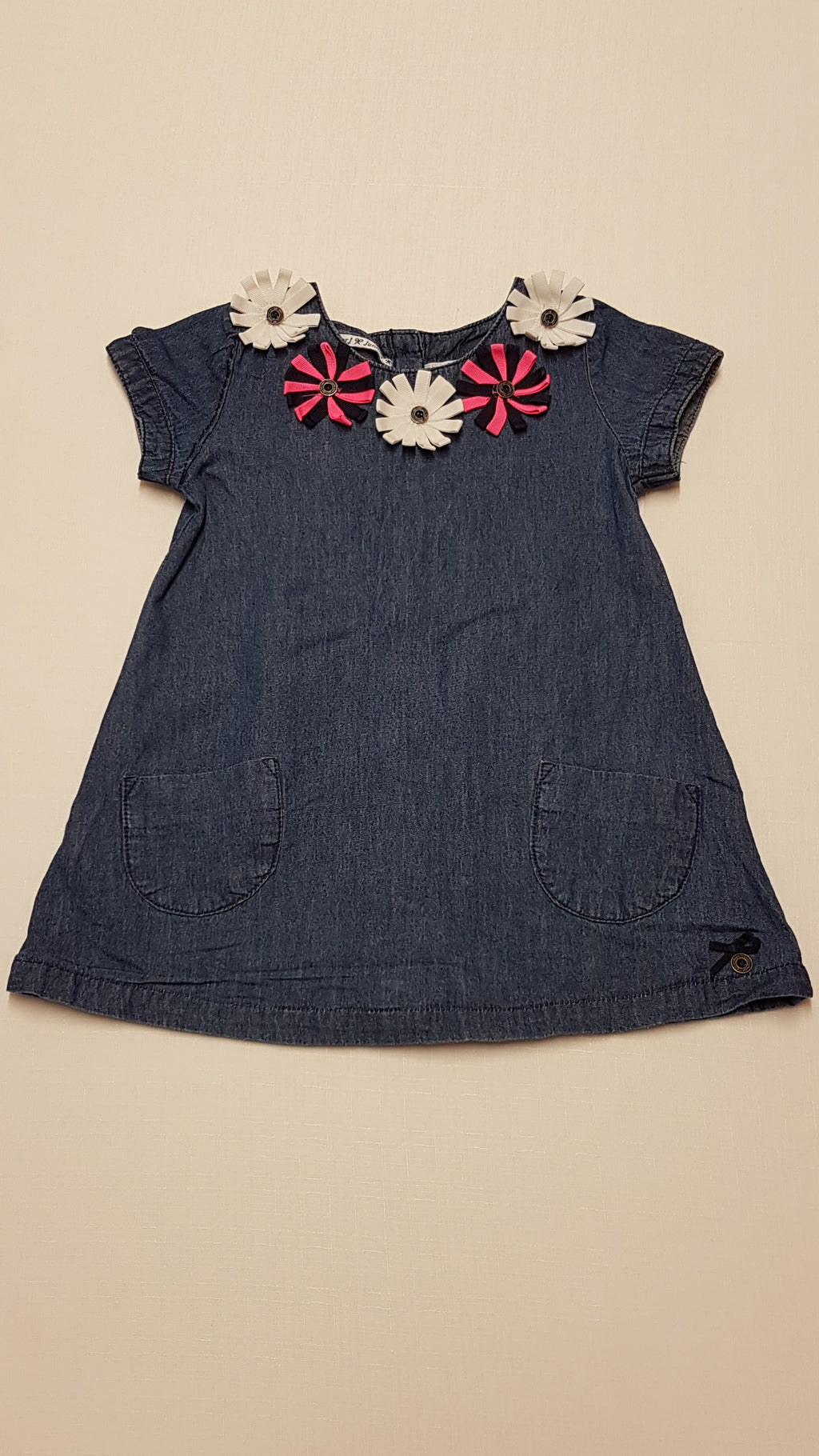 JUNIOR J. CSODÁLATOS,KÜLÖNLEGES,3D VIRÁGOS,MINŐSÉGI,PUHA FARMER KISLÁNY RUHA 98