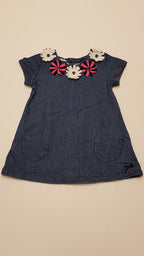 JUNIOR J. CSODÁLATOS,KÜLÖNLEGES,3D VIRÁGOS,MINŐSÉGI,PUHA FARMER KISLÁNY RUHA 98