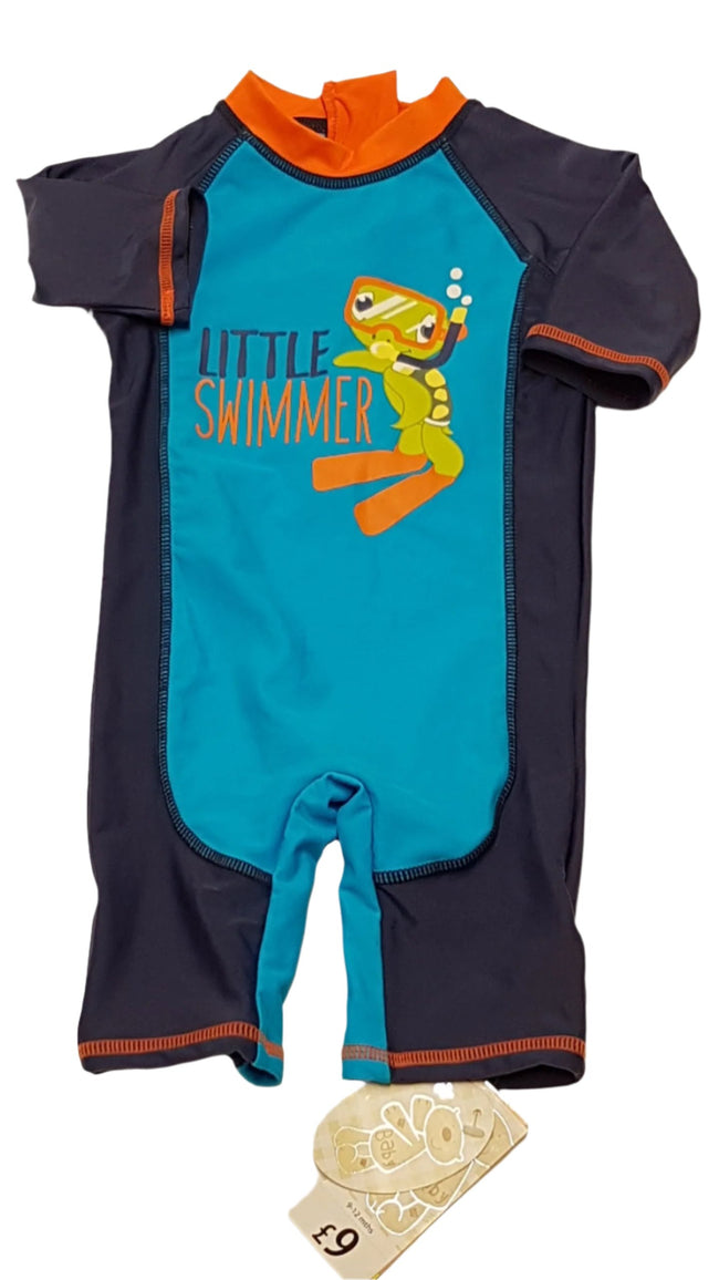 CÍMKÉS BABY LITTLE SWIMMER FELIRATÚ BÉKÁS KISFIÚ UV SZŰRŐS  ÚSZÓDRESSZ 74-80 Hover Image