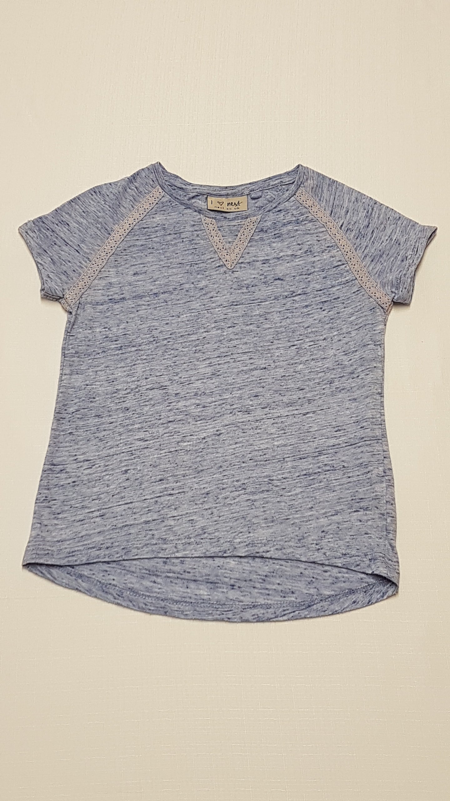 NEXT VILÁGOSKÉK SZÍNŰ ,CSIPKÉS KISLÁNY DIVATPÓLÓ 116