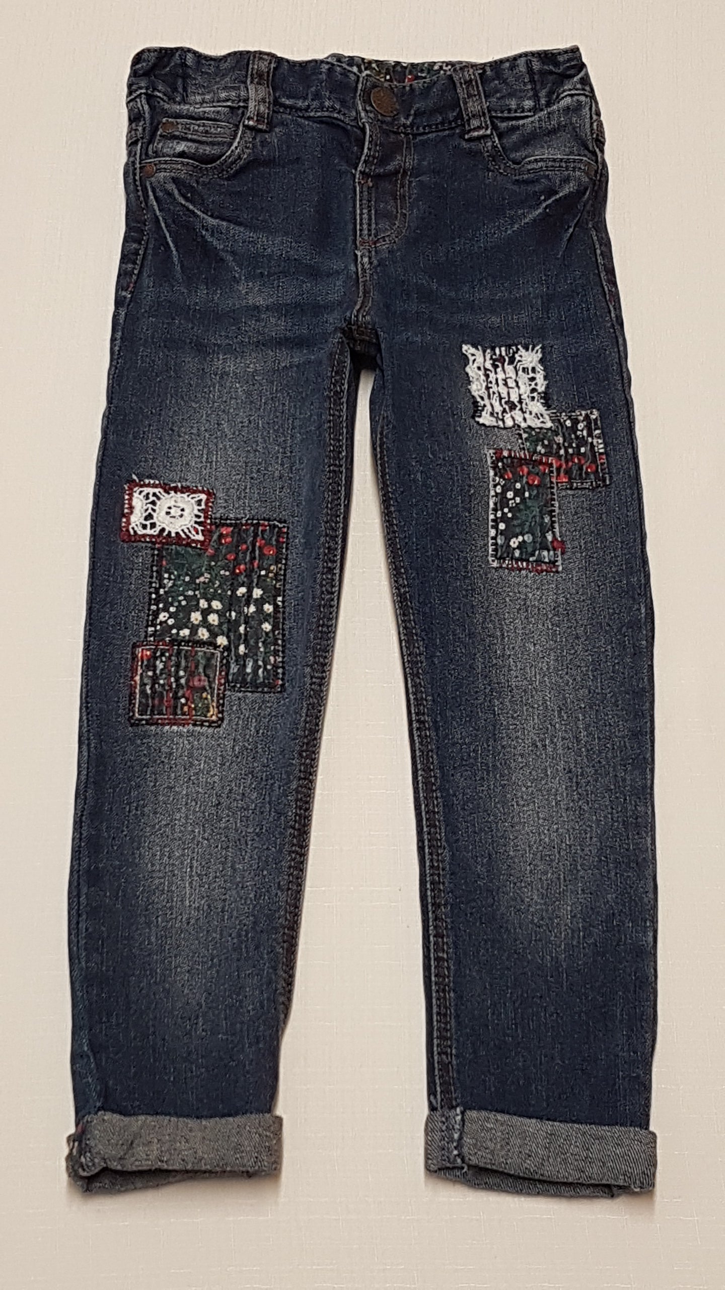 F&F KIDS TRENDI,CSAJOS KISLÁNY FARMERNADRÁG,ÁLLÍTHATÓ GUMIS DERÉKRÉSSZEL 104