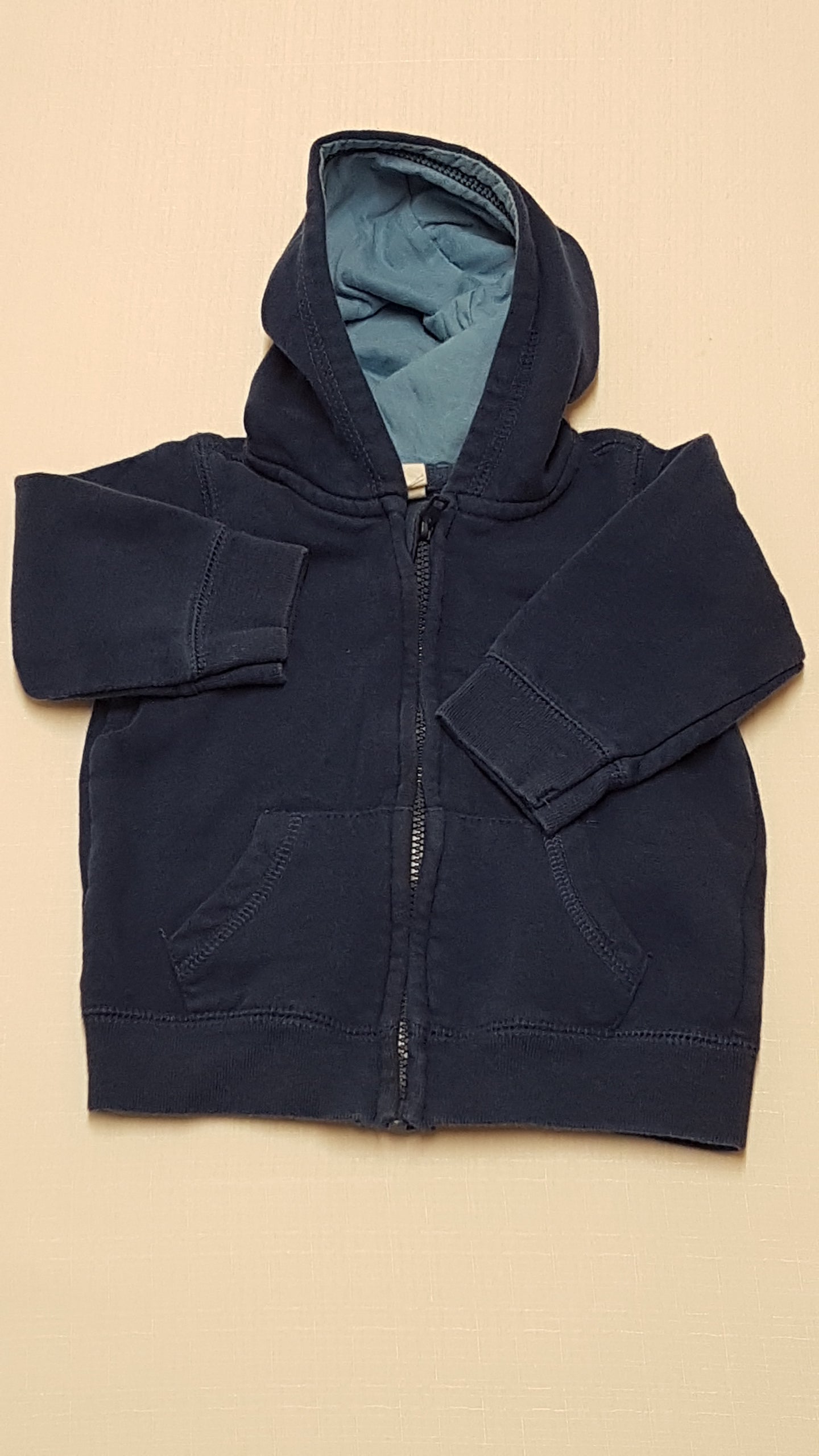 H&M SÖTÉTKÉK,KAPUCNIS,CIPZÁROS KISFIÚ PULÓVER 68