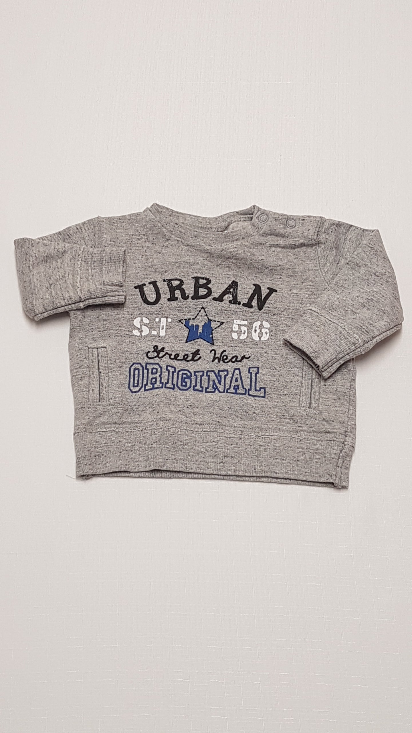 F&F KIDS VAGÁNY FELIRATOS,SZÜRKE SZÍNŰ KISFIÚ PULÓVER 68