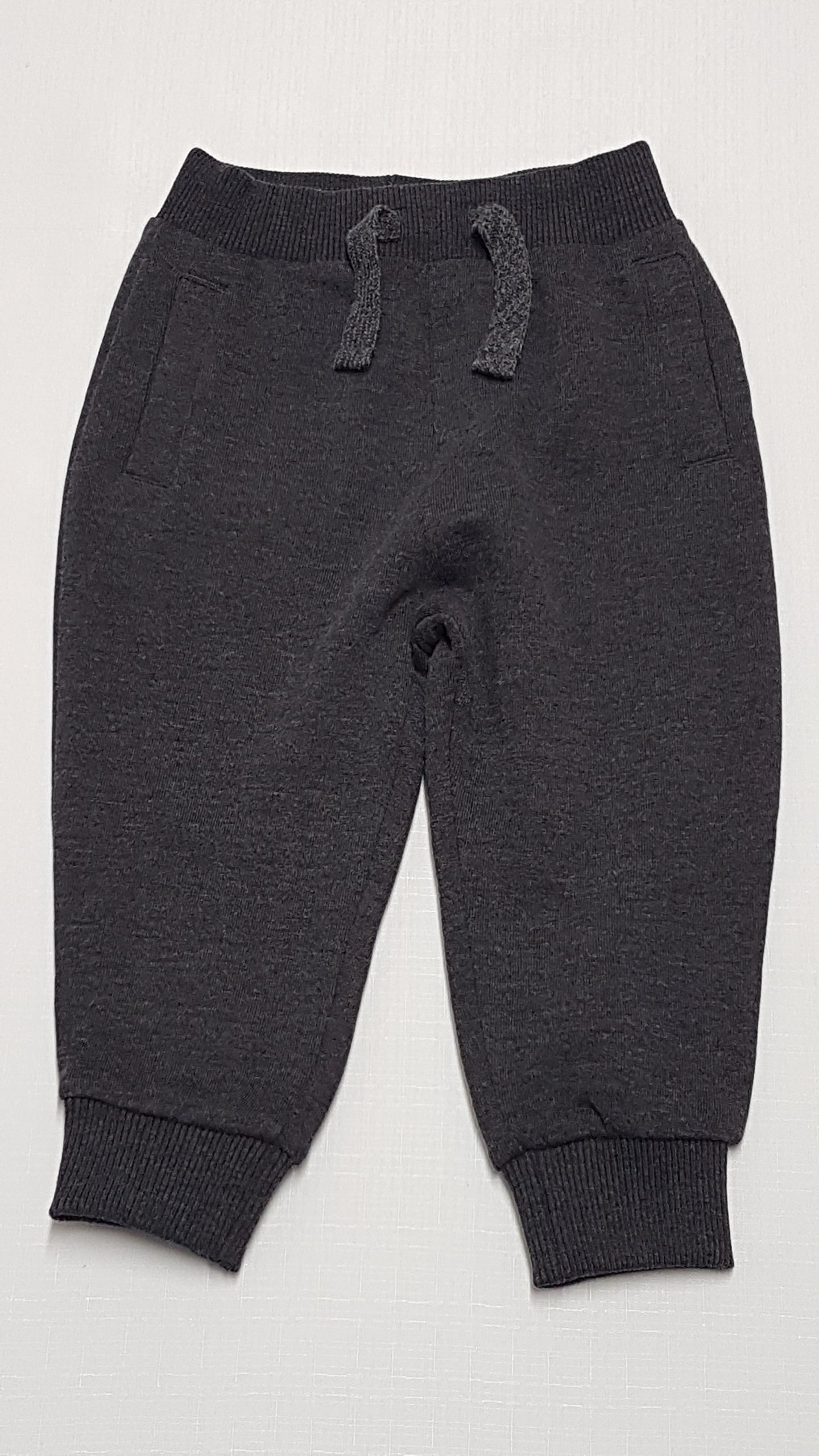 MINI CLUB SZÜRKE SZÍNŰ,HÁTUL ÁLLATFIGURÁS KISFIÚ JOGGER 86-92