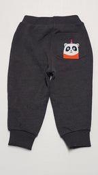 MINI CLUB SZÜRKE SZÍNŰ,HÁTUL ÁLLATFIGURÁS KISFIÚ JOGGER 86-92