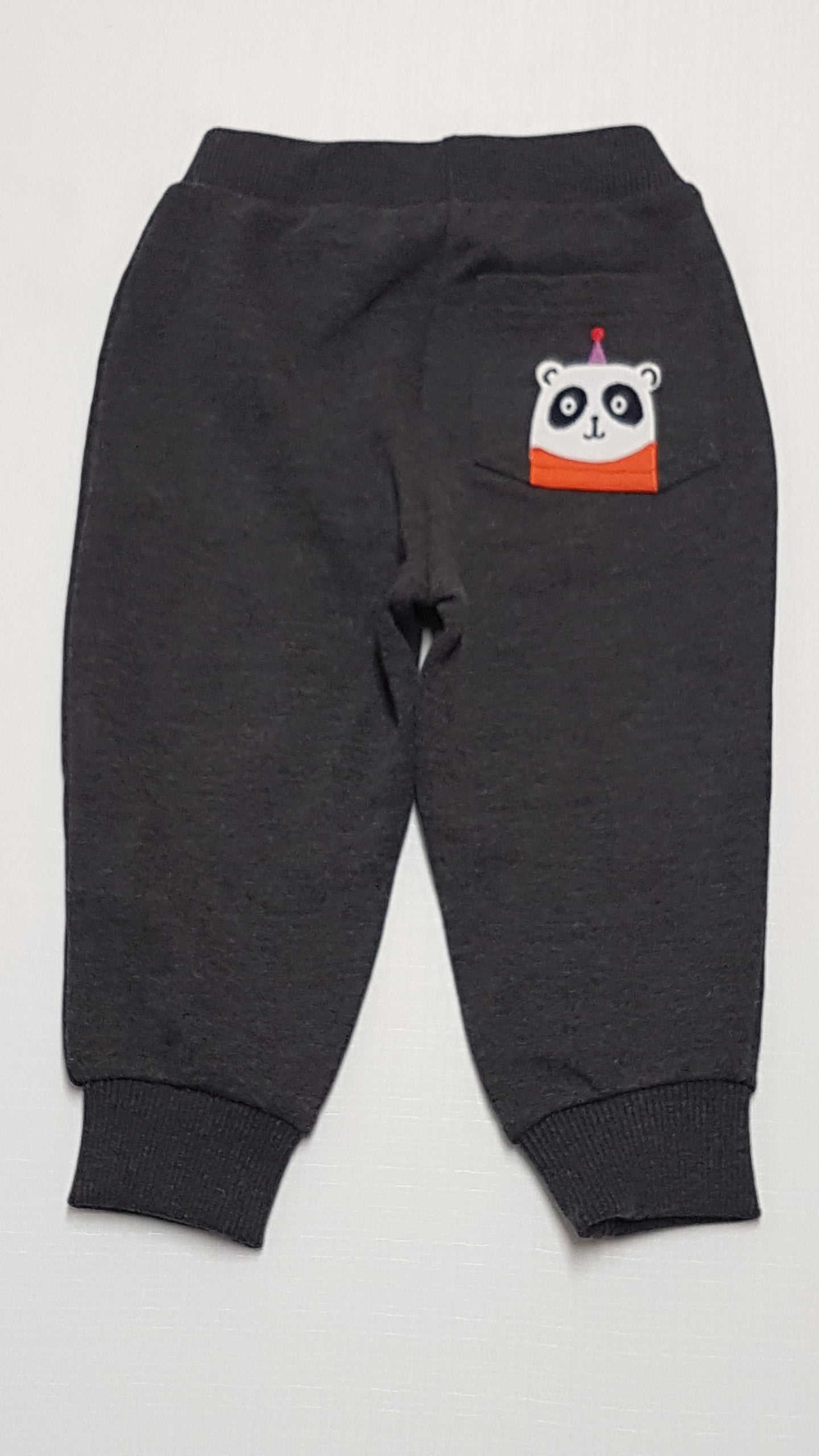 MINI CLUB SZÜRKE SZÍNŰ,HÁTUL ÁLLATFIGURÁS KISFIÚ JOGGER 86-92