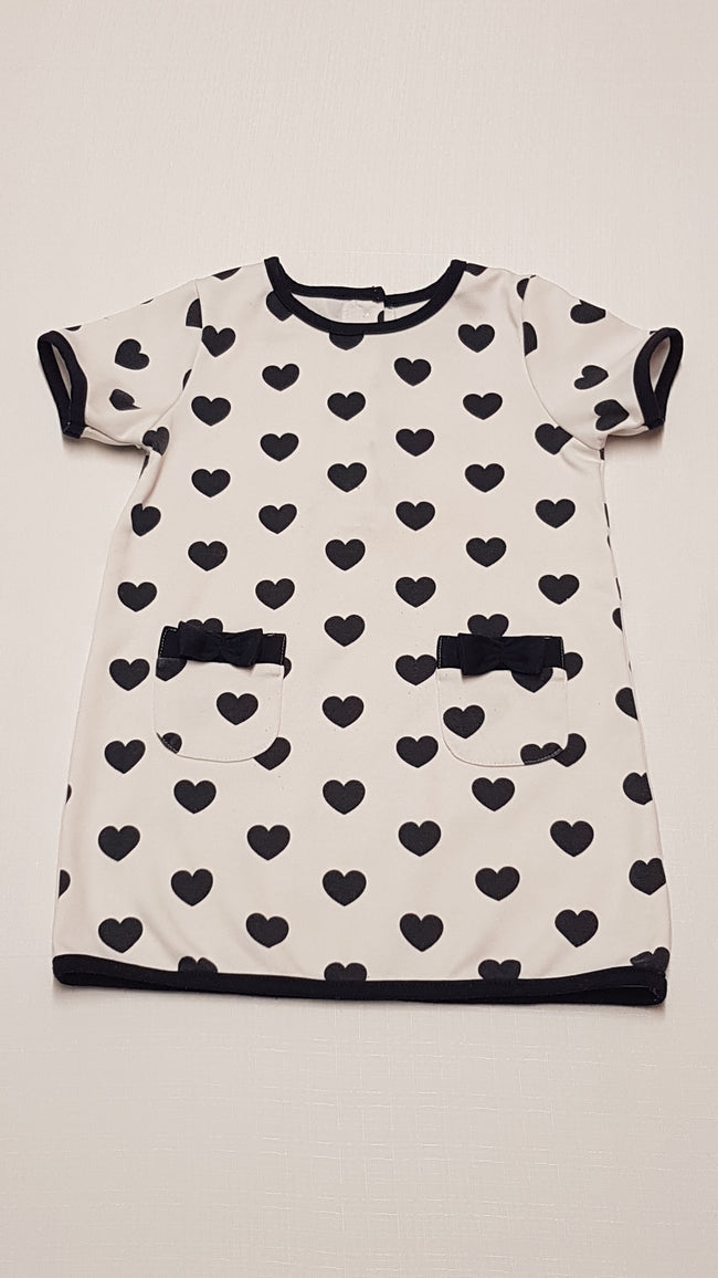 PRIMARK KÉTOLDALT ZSEBES,SZÍVECSKÉS,CSINI KISLÁNY RUHA 98 Hover Image