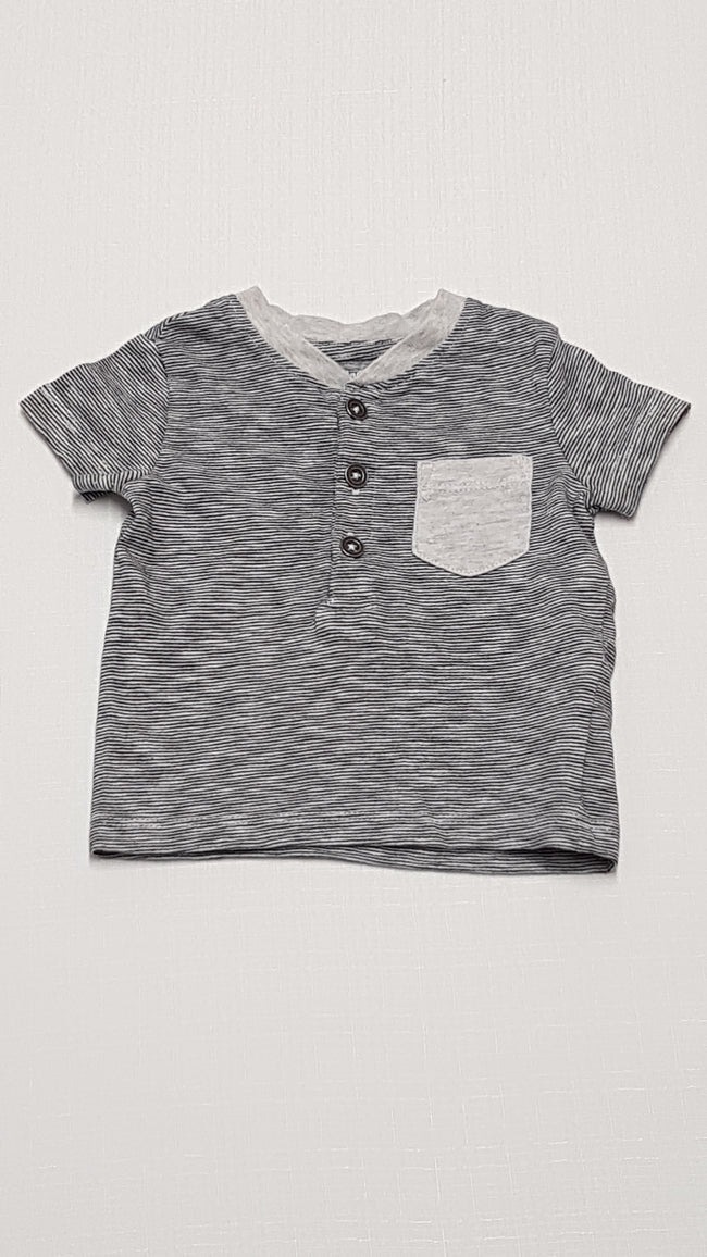 F&F KIDS SZÜRKE SZÍNŰ,ELÖL GOMBOS KISFIÚ DIVAT PÓLÓ 62 Hover Image