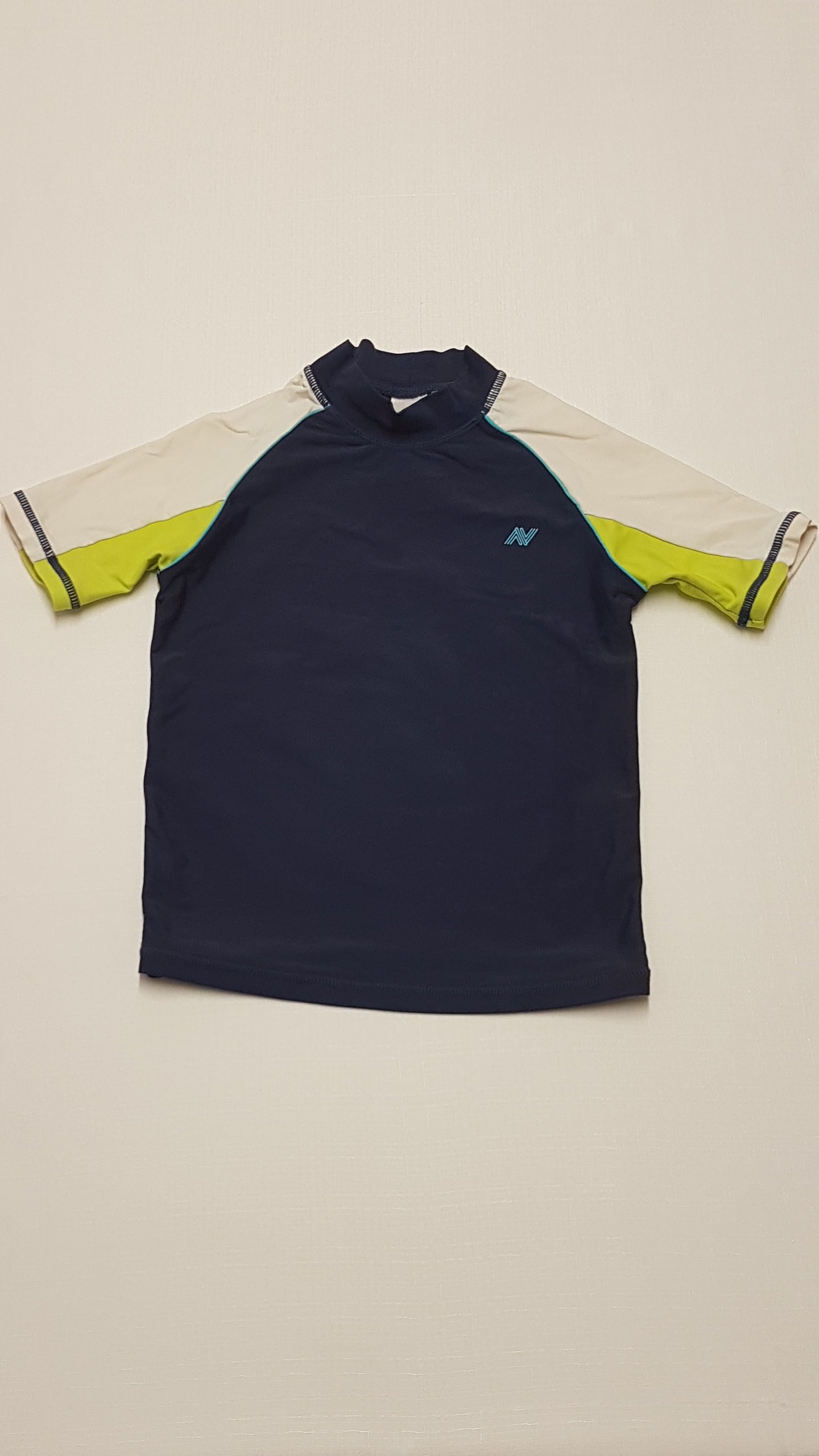 NEXT KÉK SZÍNŰ,SZÍNES UJJÚ KISFIÚ ÚSZÓFELSŐ 110