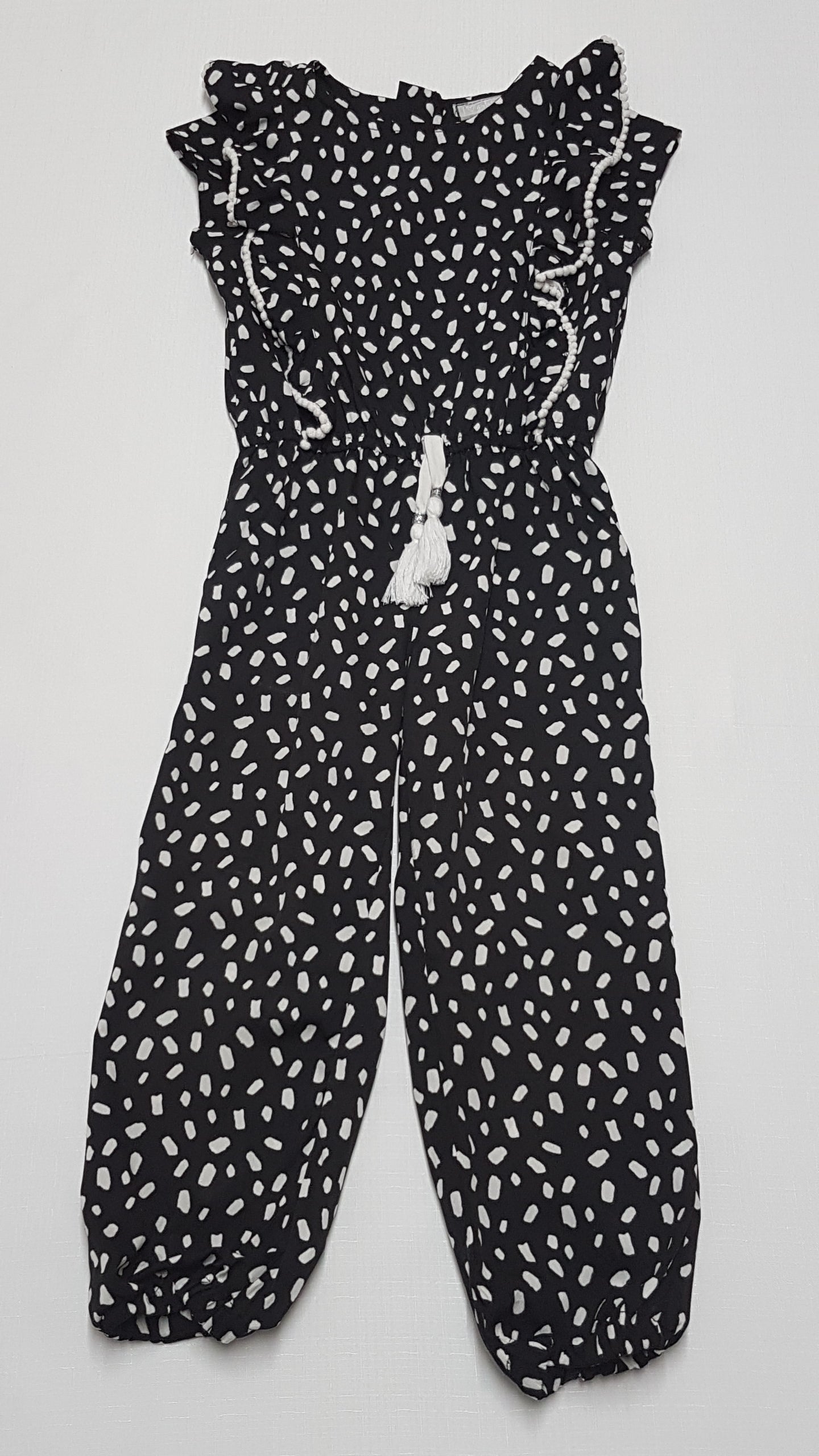 ÚJ MATALAN FEKETE-FEHÉR SZÍNŰ,FODROS VÁLLÚ,CSAJOS KISLÁNY PLAYSUIT 110