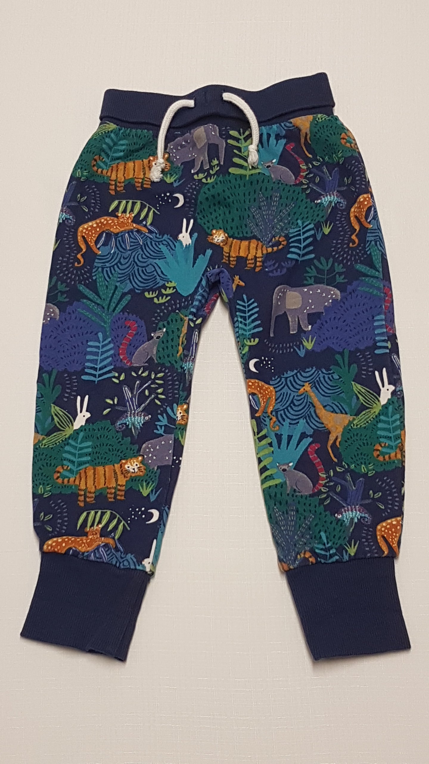 JOHN LEWIS MINŐSÉGI,ÁLLATOS KISFIÚ JOGGER 80-86