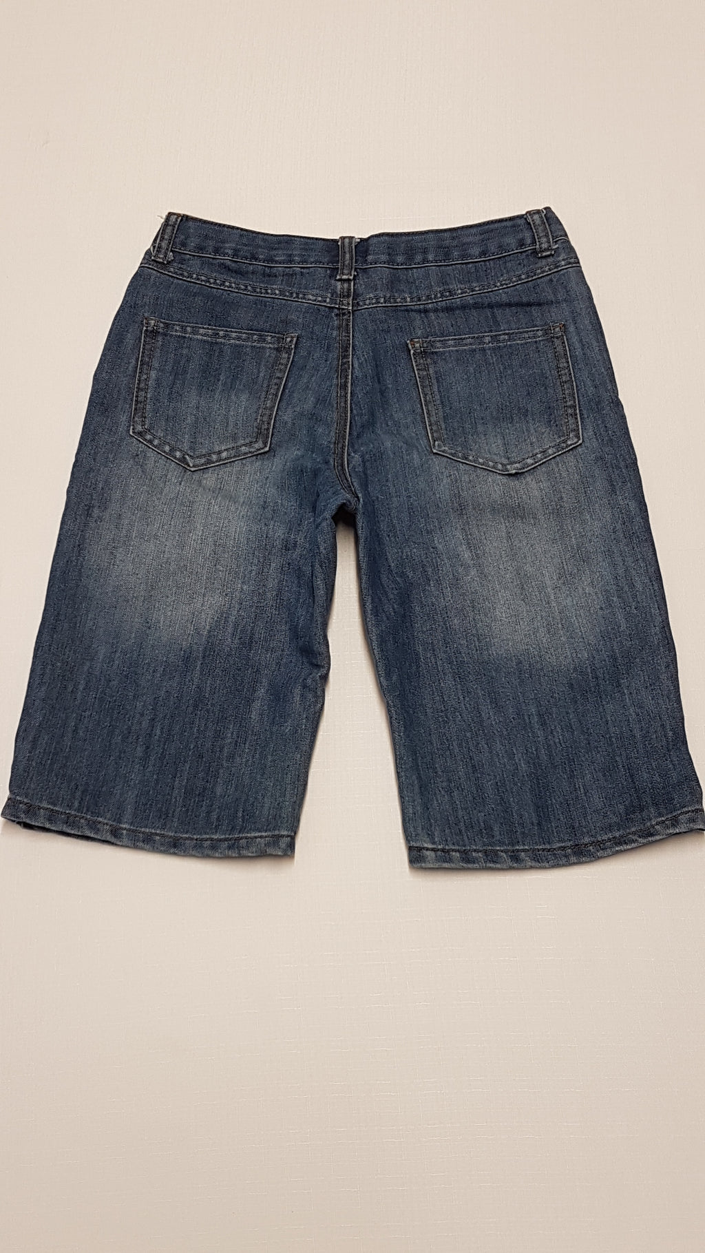 DENIM CO. KOPTATOTT,KISFIÚ BERMUDA FARMERNADRÁG, ÁLLÍTHATÓ GUMIS DERÉKRÉSSZEL 152