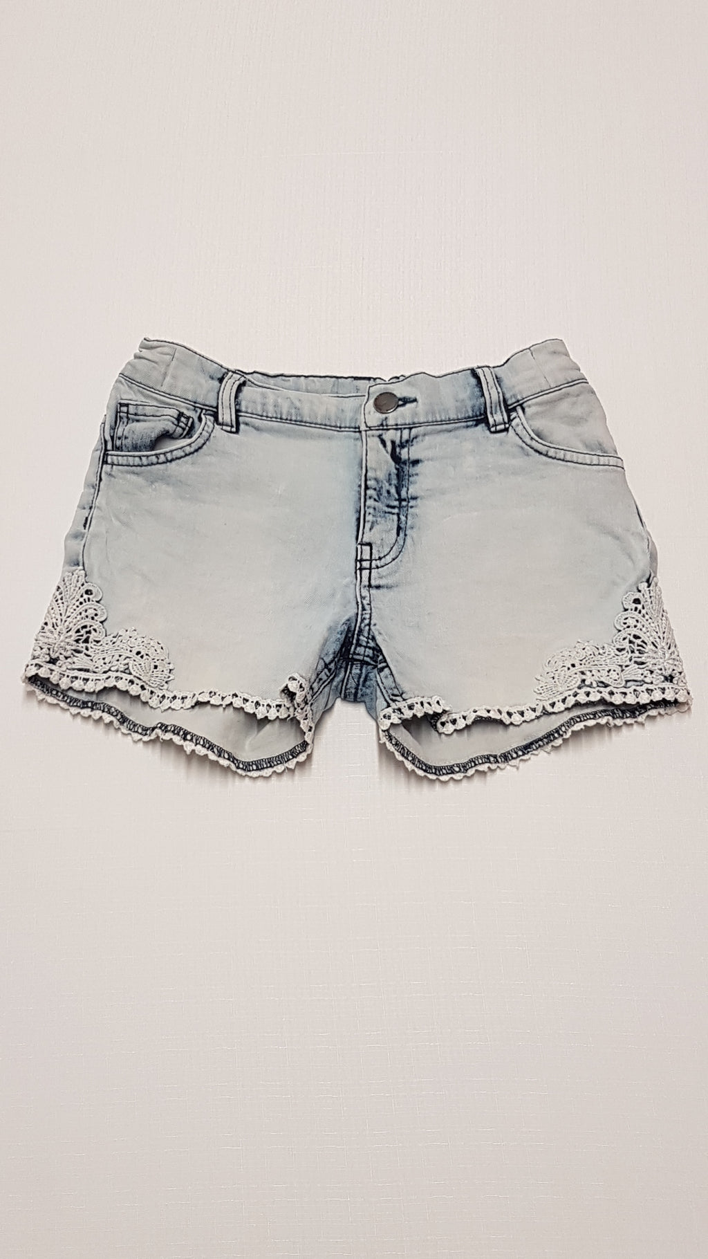 F&F KIDS KOPTATOTT,HÍMZETT,CSAJOS KISLÁNY FARMER RÖVIDNACI ,ÁLLÍTHATÓ GUMIS DERÉKRÉSSZEL 140