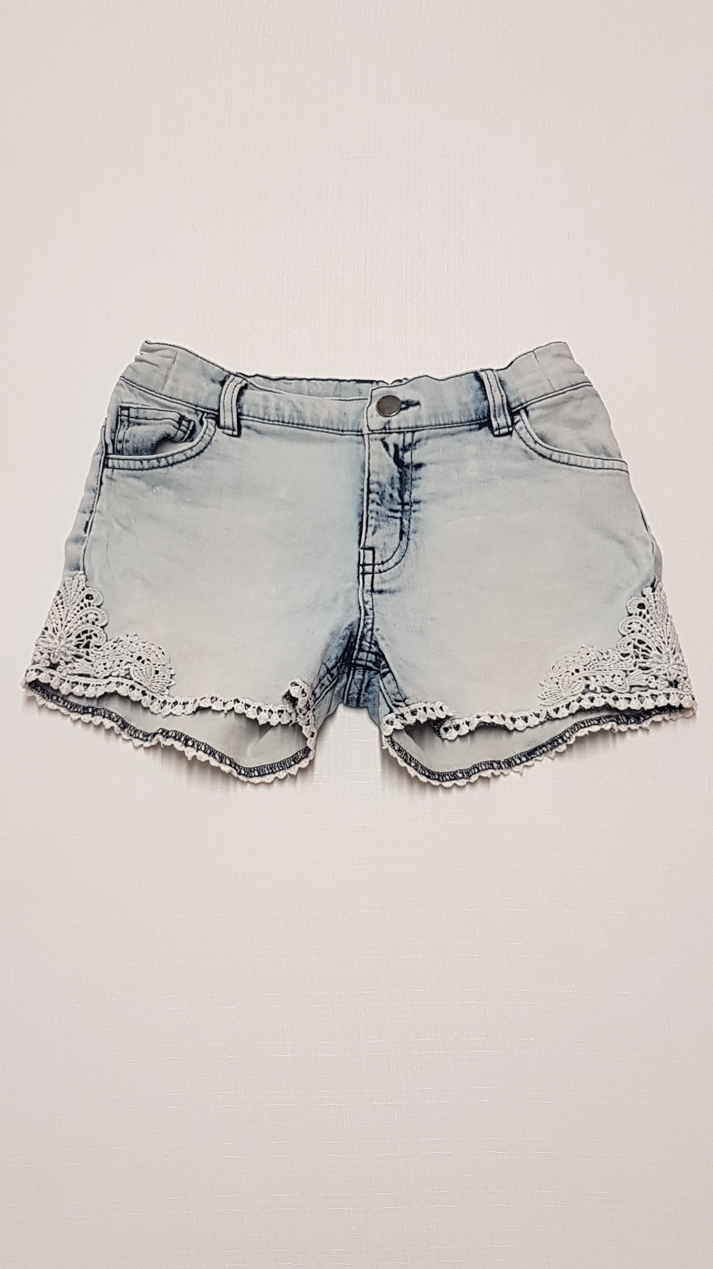 F&F KIDS KOPTATOTT,HÍMZETT,CSAJOS KISLÁNY FARMER RÖVIDNACI ,ÁLLÍTHATÓ GUMIS DERÉKRÉSSZEL 140