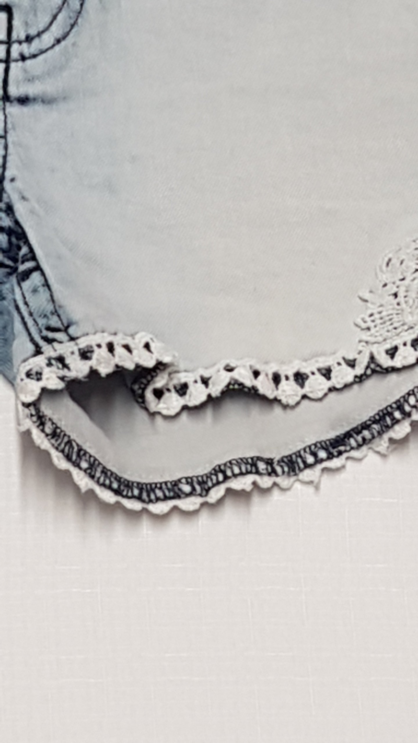 F&F KIDS KOPTATOTT,HÍMZETT,CSAJOS KISLÁNY FARMER RÖVIDNACI ,ÁLLÍTHATÓ GUMIS DERÉKRÉSSZEL 140