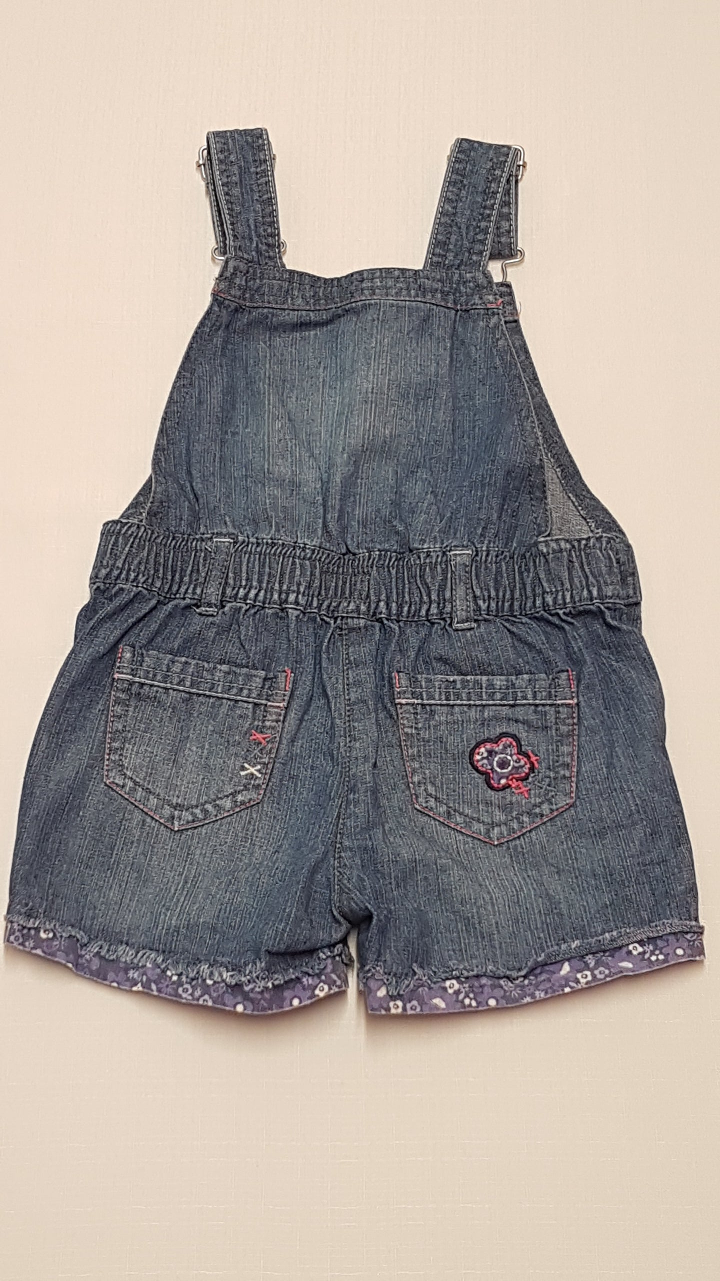 F&F KIDS HÍMZETT VIRÁGOS,KANTÁROS KISLÁNY FARMER RÖVIDNACI 92