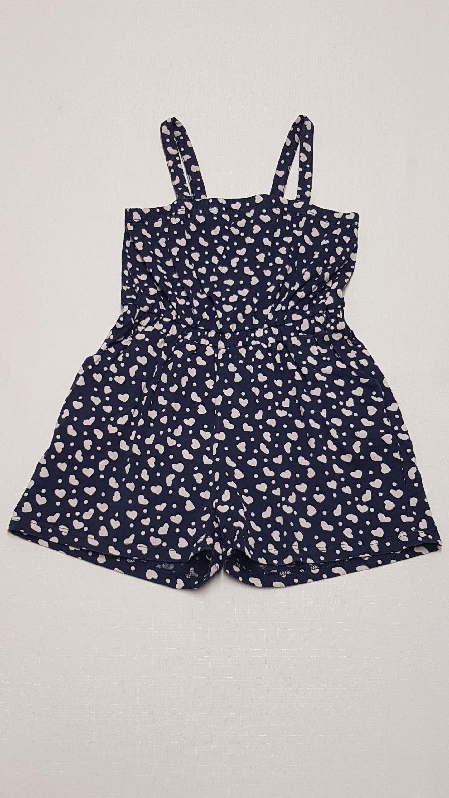 M&S KIDS KÉTOLDALT ZSEBES,SZÍVECSKÉS KISLÁNY PLAYSUIT 134