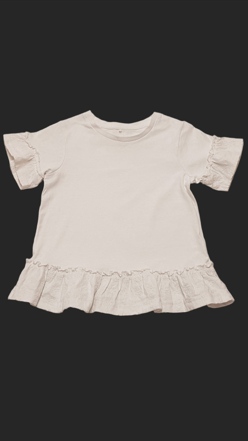 GEORGE FEHÉR SZÍNŰ,HÍMZETT,FODROS UJJÚ-ALJÚ,CSINI KISLÁNY PÓLÓ 104-110