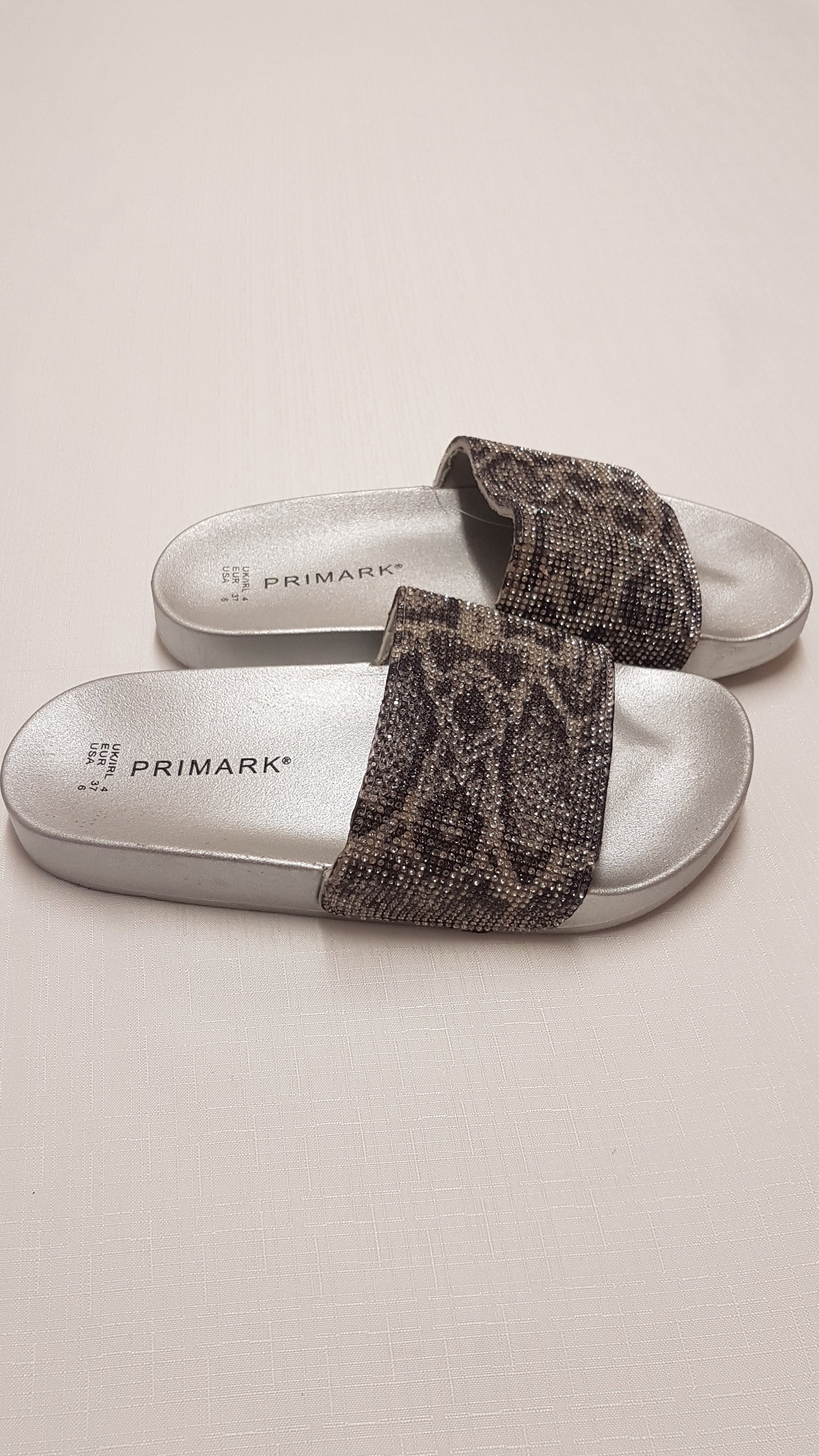 PRIMARK CSILLOGÓ KÖVES, DIVATOS KISLÁNY PAPUCS 37
